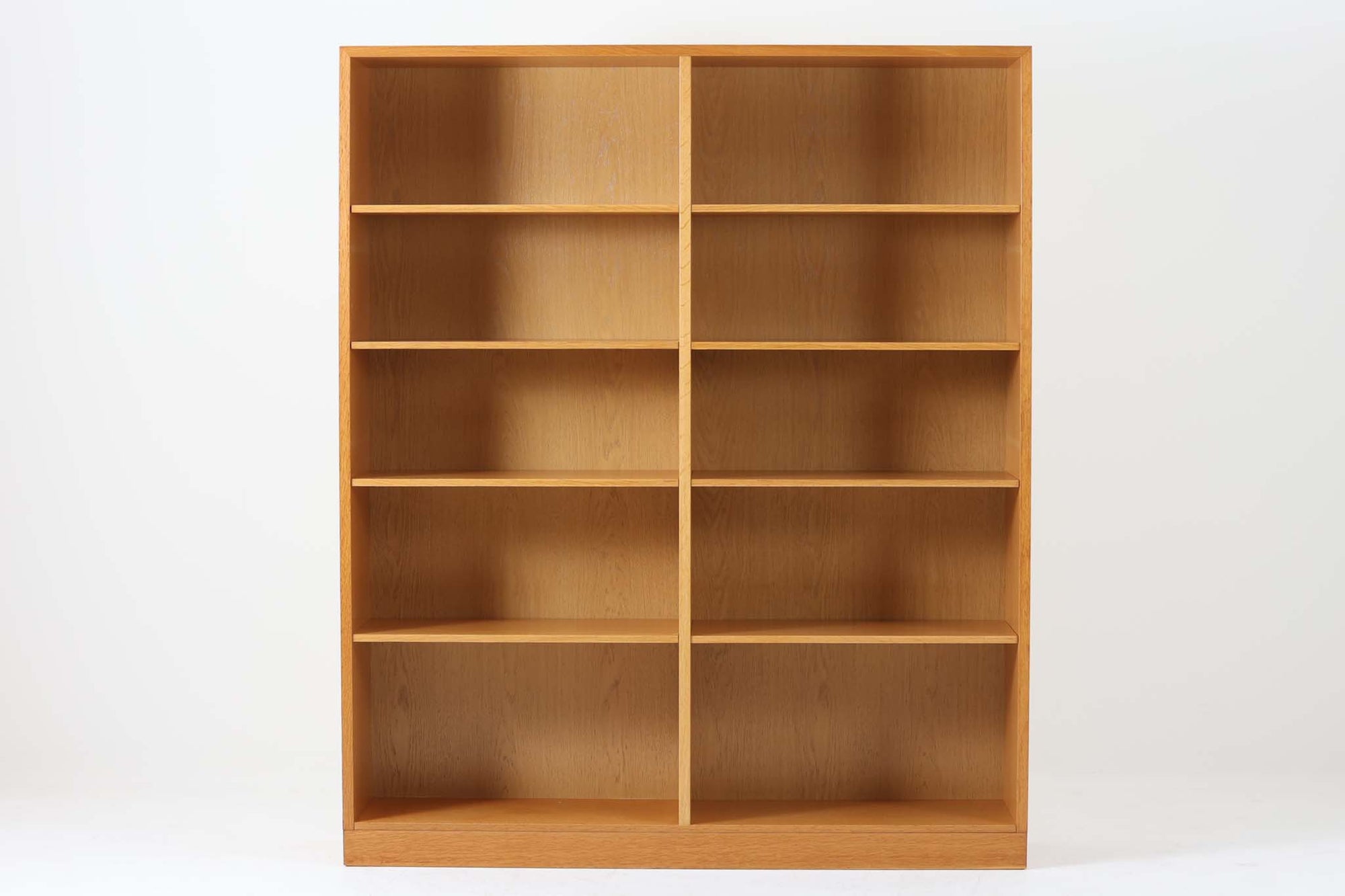 優れた機能性と美しさを兼ね備えた北欧スタイルのブックシェルフ。比較的新しいモデルです。温かみのあるオーク材が使用されています。本だけでなく、観葉植物、フォトフレーム、アート作品などを組み合わせることで、より個性的な空間を演出できます。リビングルームの主役として、または書斎の実用的な収納として、様々な使い方が可能です。