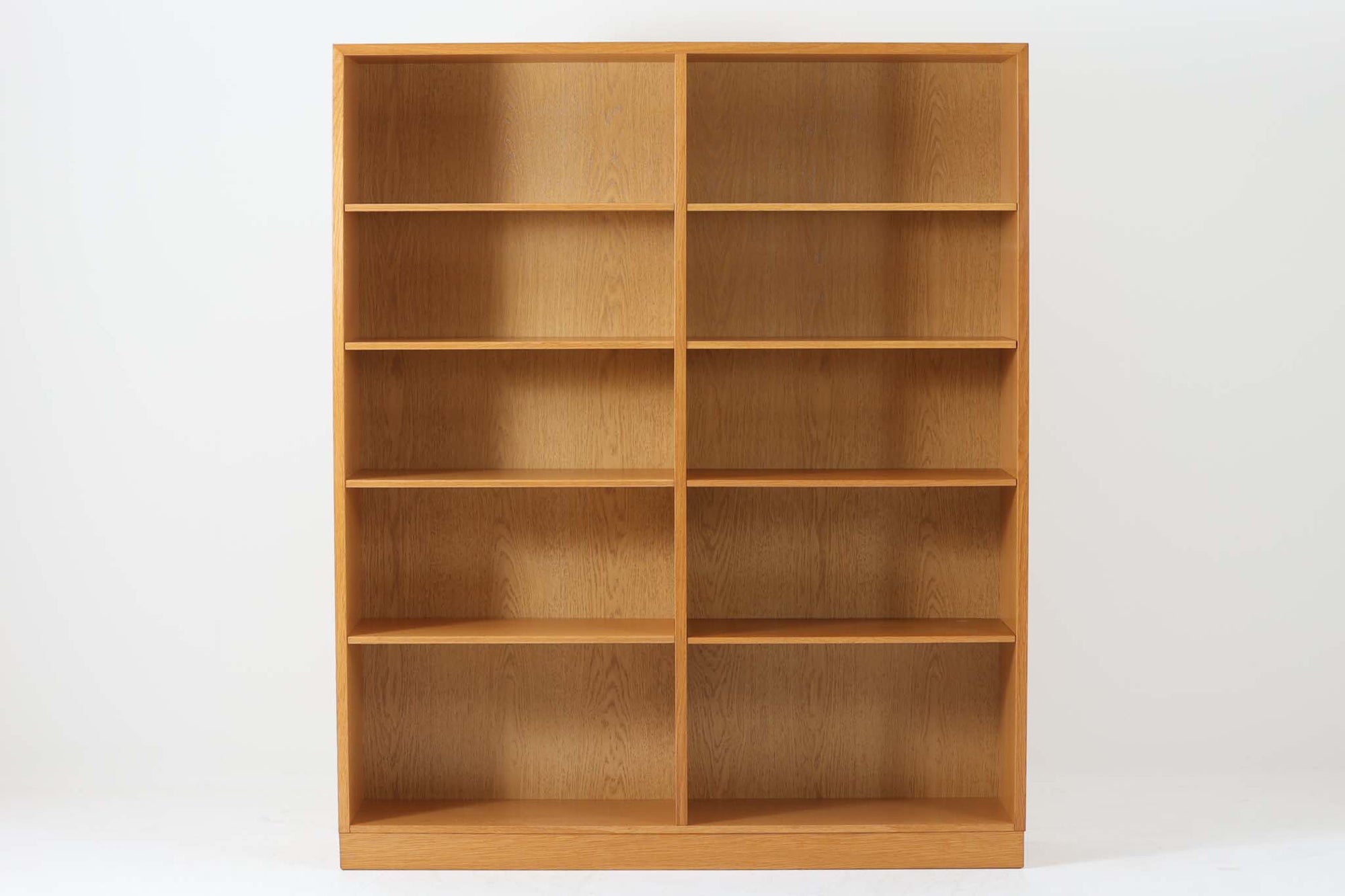 優れた機能性と美しさを兼ね備えた北欧スタイルのブックシェルフ。比較的新しいモデルです。温かみのあるオーク材が使用されています。本だけでなく、観葉植物、フォトフレーム、アート作品などを組み合わせることで、より個性的な空間を演出できます。リビングルームの主役として、または書斎の実用的な収納として、様々な使い方が可能です。