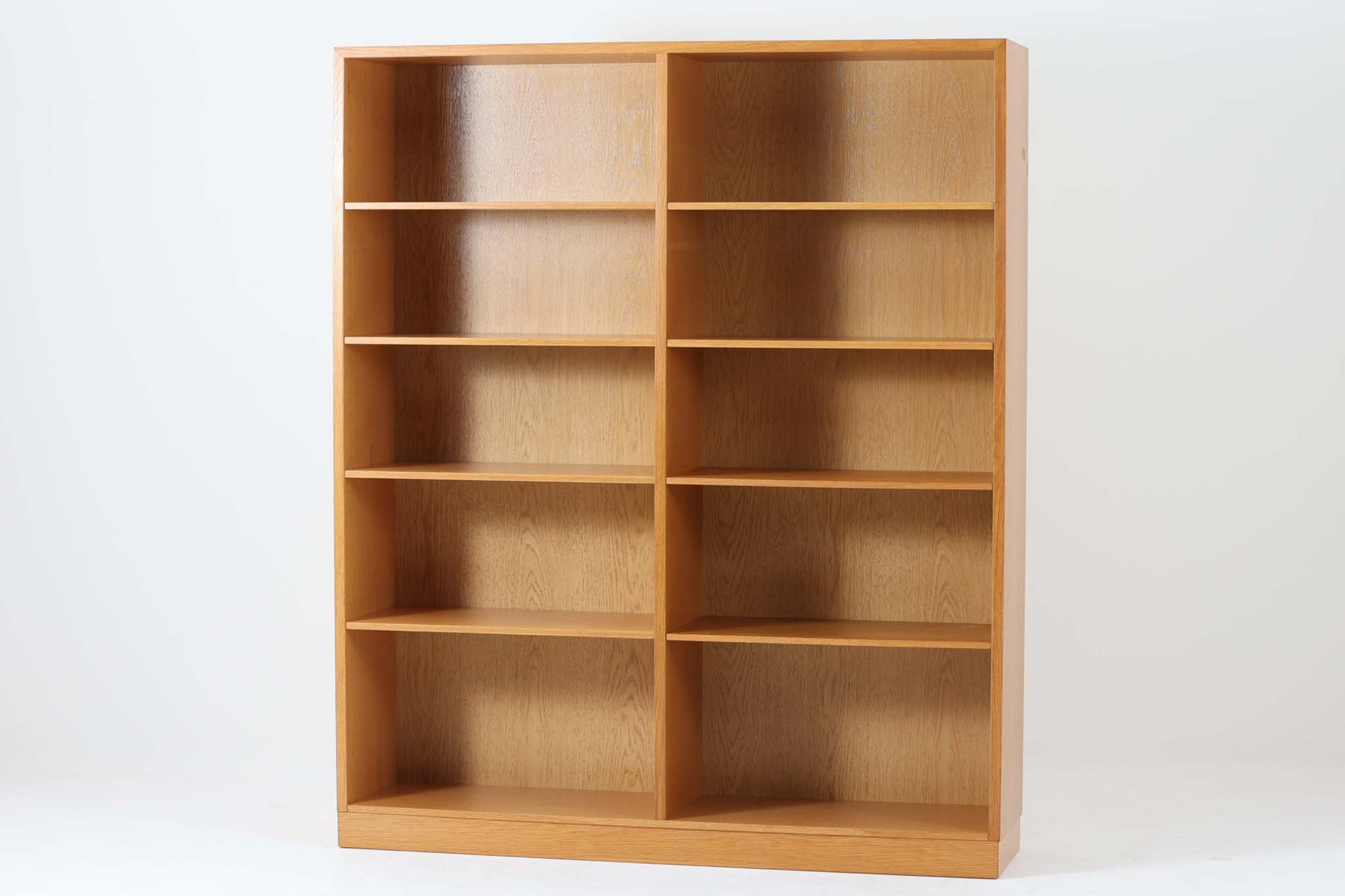 優れた機能性と美しさを兼ね備えた北欧スタイルのブックシェルフ。比較的新しいモデルです。温かみのあるオーク材が使用されています。本だけでなく、観葉植物、フォトフレーム、アート作品などを組み合わせることで、より個性的な空間を演出できます。リビングルームの主役として、または書斎の実用的な収納として、様々な使い方が可能です。