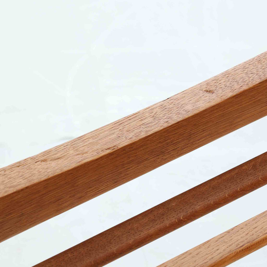 Hans J. WegnerがデザインしGetama社から発表されたGE290オットマンは、堅牢なオーク材のフレームと深みのあるブルーの張地が美しく調和した北欧ビンテージ家具です。直線的でありながら丸みを帯びた脚部が軽快な印象を与え、ソファと組み合わせてフットレストとしてはもちろん、単体でも腰掛けとして使用できます。経年による木肌の風合いと上質な張地が落ち着いた存在感を放つ逸品です。
