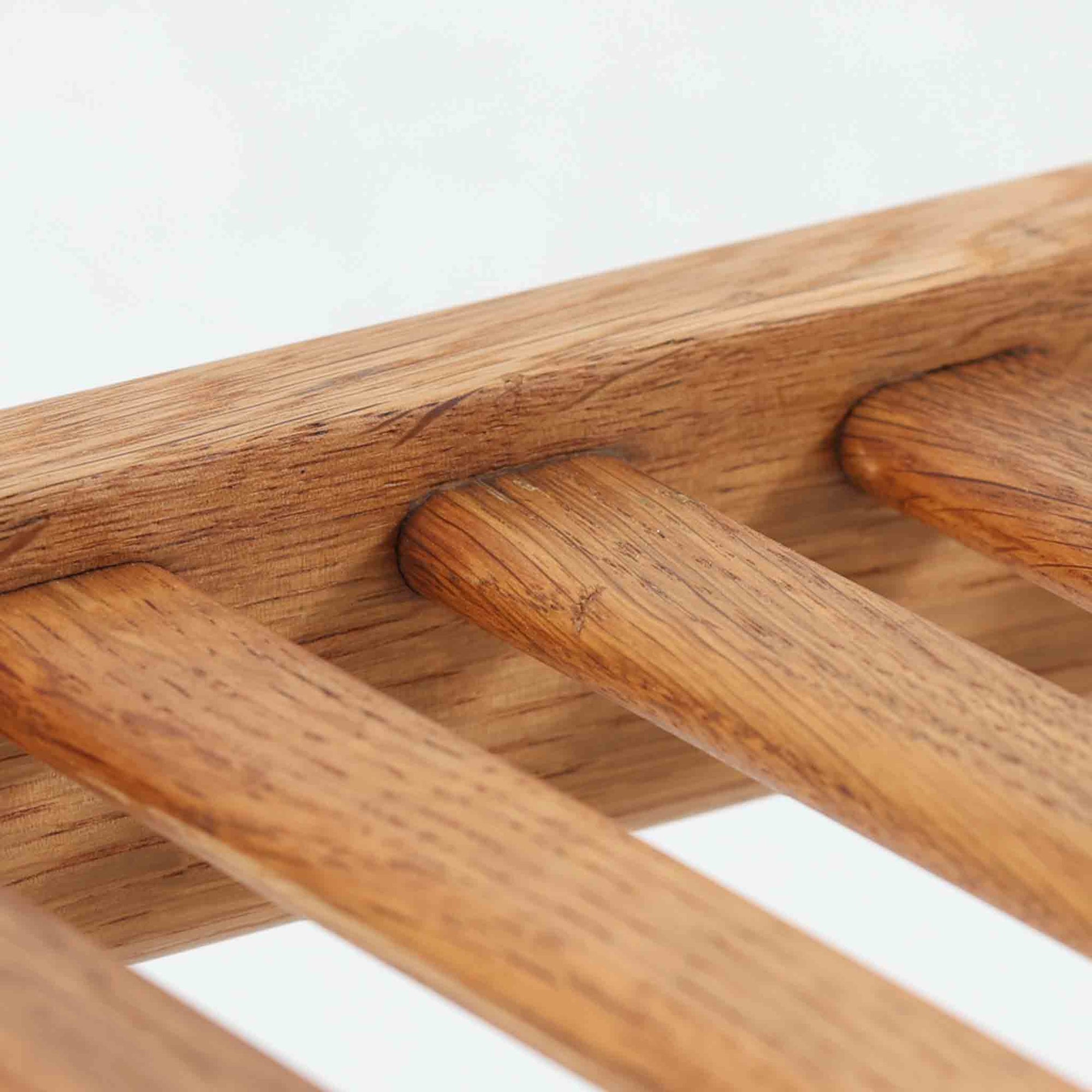 Hans J. WegnerがデザインしGetama社から発表されたGE290オットマンは、堅牢なオーク材のフレームと深みのあるブルーの張地が美しく調和した北欧ビンテージ家具です。直線的でありながら丸みを帯びた脚部が軽快な印象を与え、ソファと組み合わせてフットレストとしてはもちろん、単体でも腰掛けとして使用できます。経年による木肌の風合いと上質な張地が落ち着いた存在感を放つ逸品です。