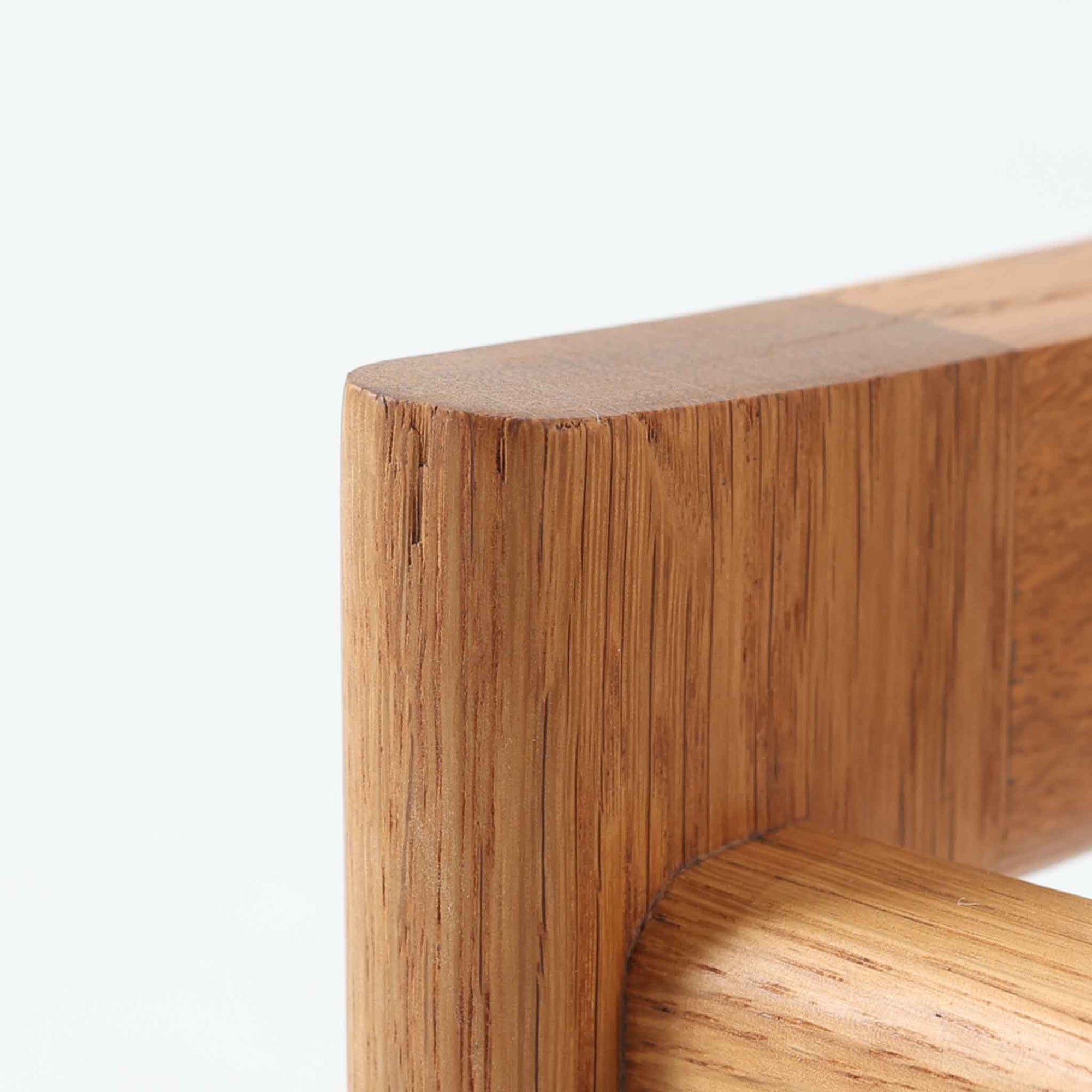 Hans J. WegnerがデザインしGetama社から発表されたGE290オットマンは、堅牢なオーク材のフレームと深みのあるブルーの張地が美しく調和した北欧ビンテージ家具です。直線的でありながら丸みを帯びた脚部が軽快な印象を与え、ソファと組み合わせてフットレストとしてはもちろん、単体でも腰掛けとして使用できます。経年による木肌の風合いと上質な張地が落ち着いた存在感を放つ逸品です。