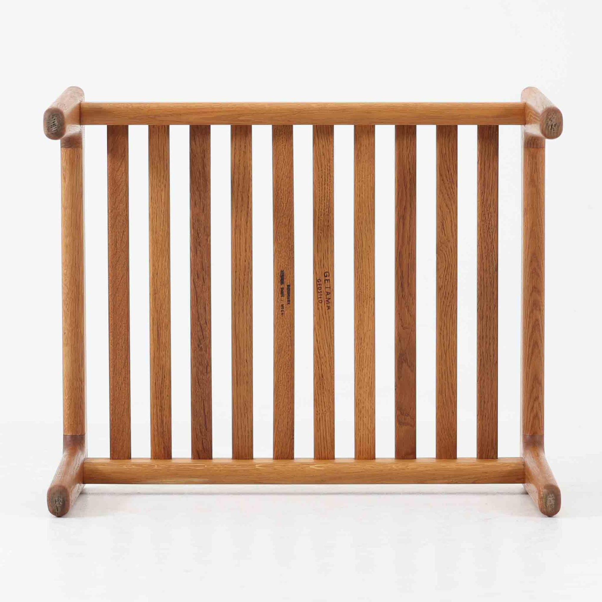 Hans J. WegnerがデザインしGetama社から発表されたGE290オットマンは、堅牢なオーク材のフレームと深みのあるブルーの張地が美しく調和した北欧ビンテージ家具です。直線的でありながら丸みを帯びた脚部が軽快な印象を与え、ソファと組み合わせてフットレストとしてはもちろん、単体でも腰掛けとして使用できます。経年による木肌の風合いと上質な張地が落ち着いた存在感を放つ逸品です。
