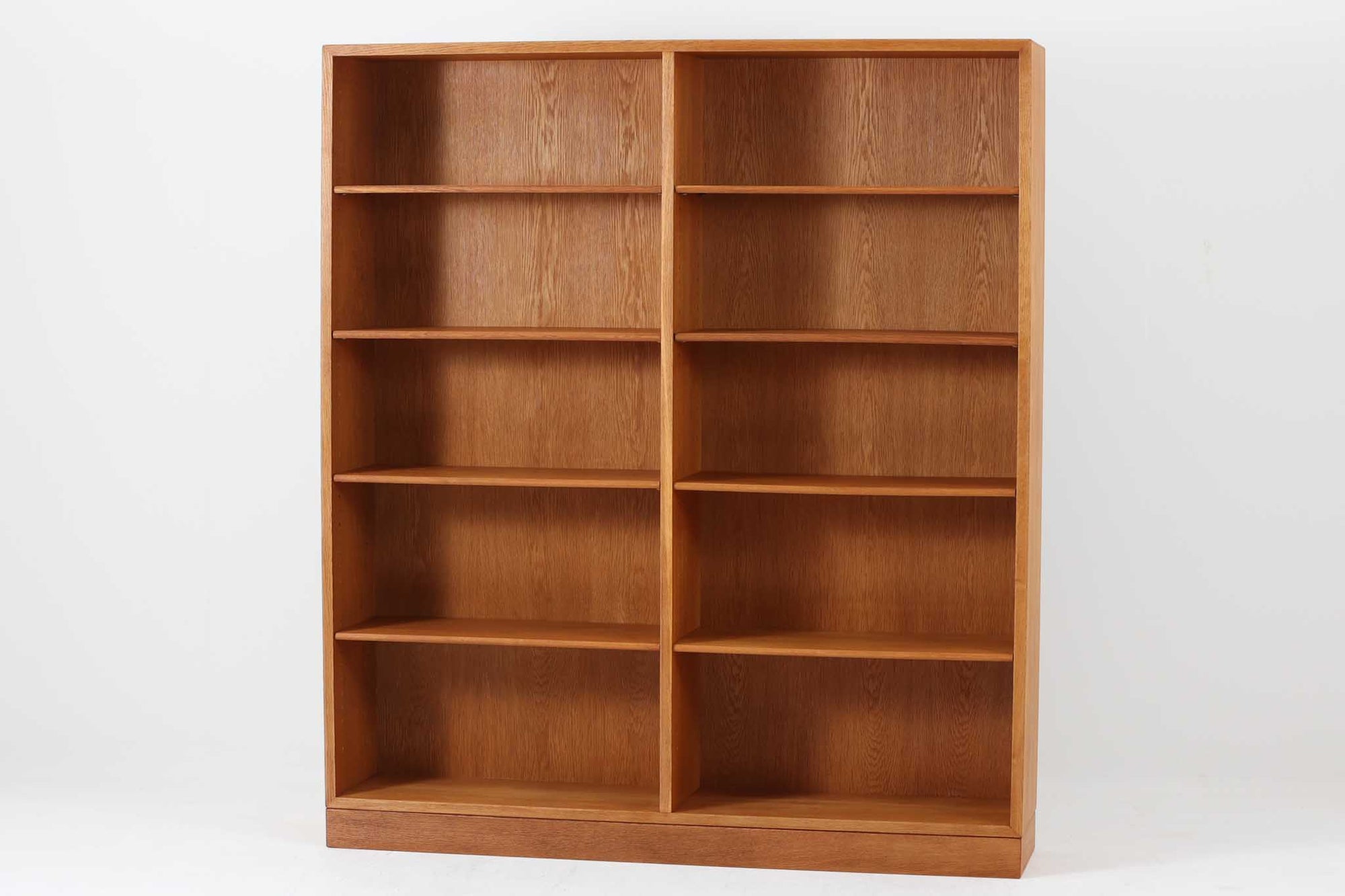 デンマークを代表するデザイナー、Borge mogensenがFDB社のために手がけたブックシェルフ。本体には上品な木目が魅力のチーク材を、土台部分には明るい色味のオーク材を採用しており、異なる材種の美しいコントラストが際立ちます。全体は無駄のないシンプルな構成ながら、細部にわたって丁寧な造り込みが施され、モーエンセンらしい機能性と静かな美しさが感じられる一台です。棚板は可動式で、本やオブジェの高さに合わせて自在にレイアウトが可能。収納力に優れつつも圧迫感のない佇まいで、リビングや書斎、寝室など幅広い空間に馴染みます。