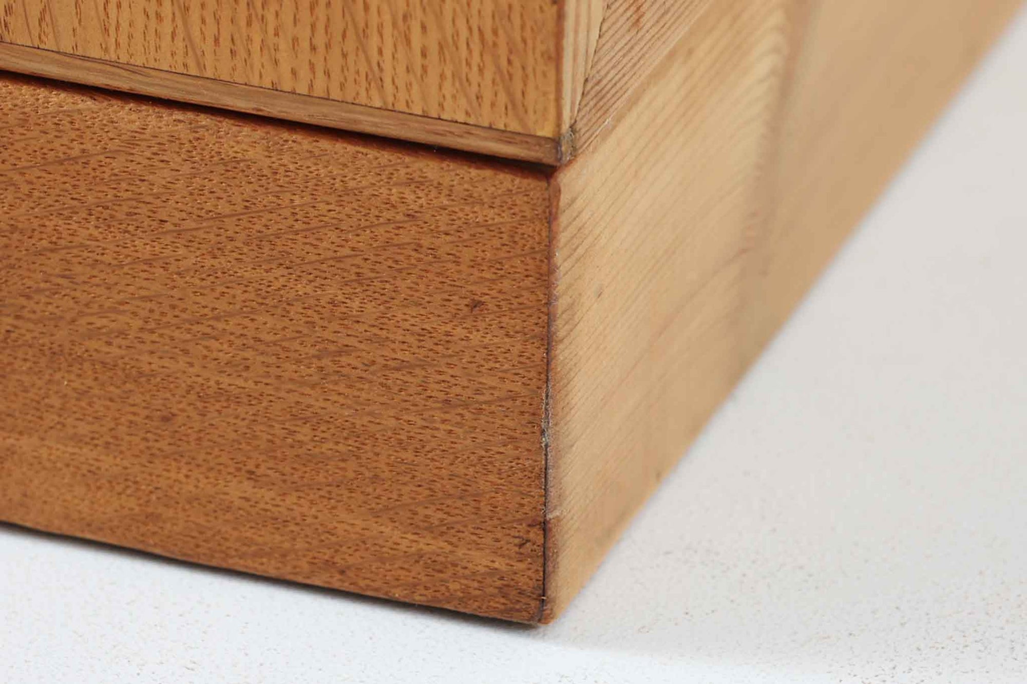 デンマークを代表するデザイナー、Borge mogensenがFDB社のために手がけたブックシェルフ。本体には上品な木目が魅力のチーク材を、土台部分には明るい色味のオーク材を採用しており、異なる材種の美しいコントラストが際立ちます。全体は無駄のないシンプルな構成ながら、細部にわたって丁寧な造り込みが施され、モーエンセンらしい機能性と静かな美しさが感じられる一台です。棚板は可動式で、本やオブジェの高さに合わせて自在にレイアウトが可能。収納力に優れつつも圧迫感のない佇まいで、リビングや書斎、寝室など幅広い空間に馴染みます。