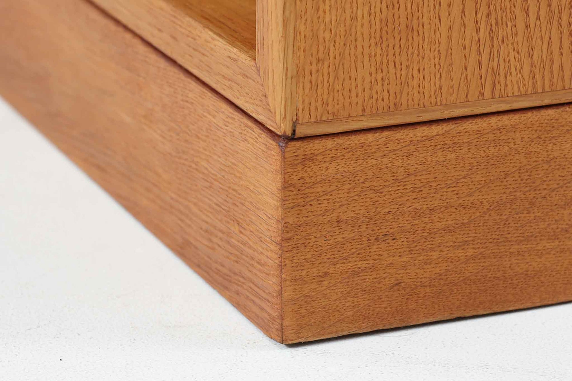 デンマークを代表するデザイナー、Borge mogensenがFDB社のために手がけたブックシェルフ。本体には上品な木目が魅力のチーク材を、土台部分には明るい色味のオーク材を採用しており、異なる材種の美しいコントラストが際立ちます。全体は無駄のないシンプルな構成ながら、細部にわたって丁寧な造り込みが施され、モーエンセンらしい機能性と静かな美しさが感じられる一台です。棚板は可動式で、本やオブジェの高さに合わせて自在にレイアウトが可能。収納力に優れつつも圧迫感のない佇まいで、リビングや書斎、寝室など幅広い空間に馴染みます。