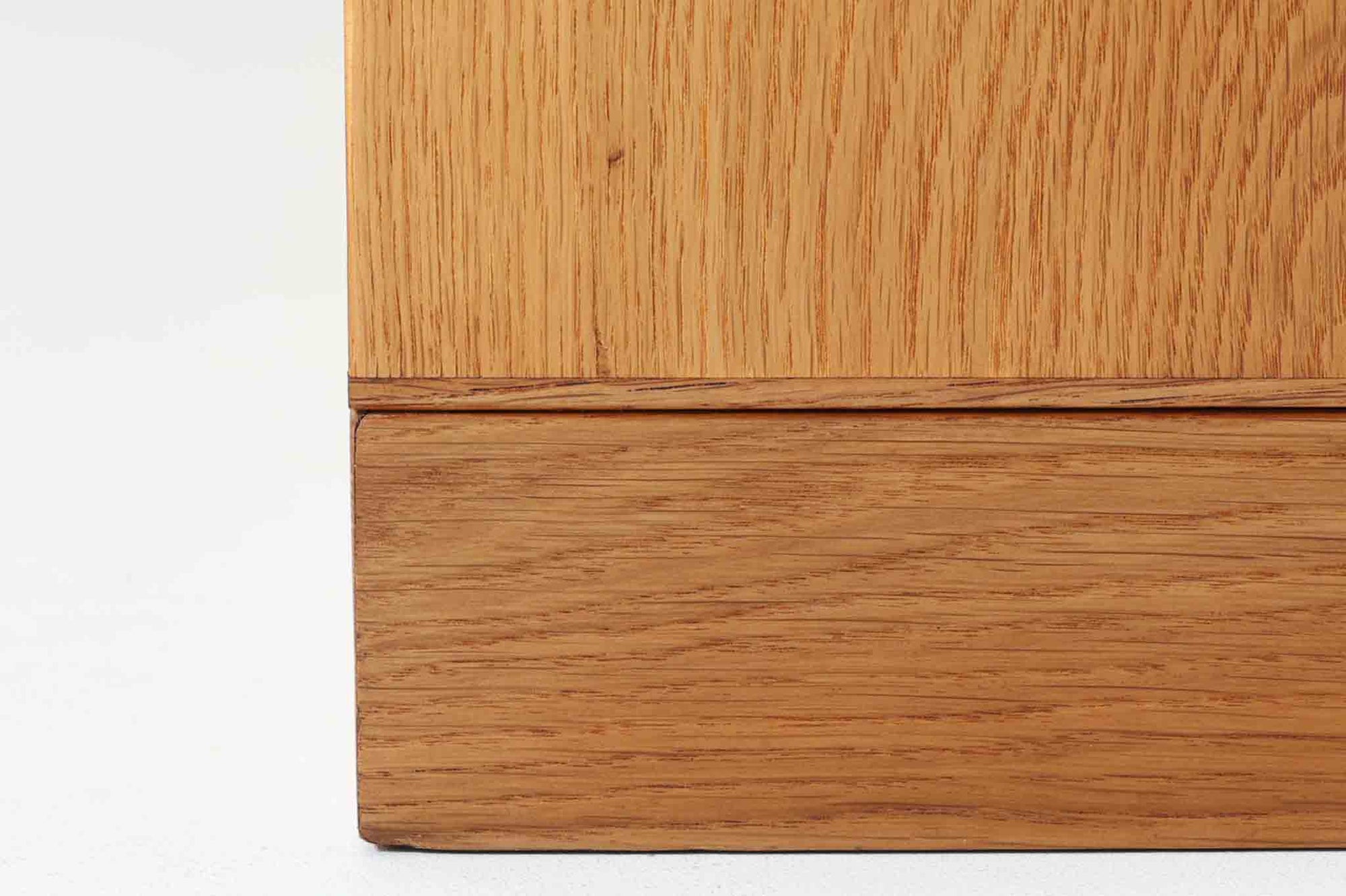 デンマークを代表するデザイナー、Borge mogensenがFDB社のために手がけたブックシェルフ。本体には上品な木目が魅力のチーク材を、土台部分には明るい色味のオーク材を採用しており、異なる材種の美しいコントラストが際立ちます。全体は無駄のないシンプルな構成ながら、細部にわたって丁寧な造り込みが施され、モーエンセンらしい機能性と静かな美しさが感じられる一台です。棚板は可動式で、本やオブジェの高さに合わせて自在にレイアウトが可能。収納力に優れつつも圧迫感のない佇まいで、リビングや書斎、寝室など幅広い空間に馴染みます。