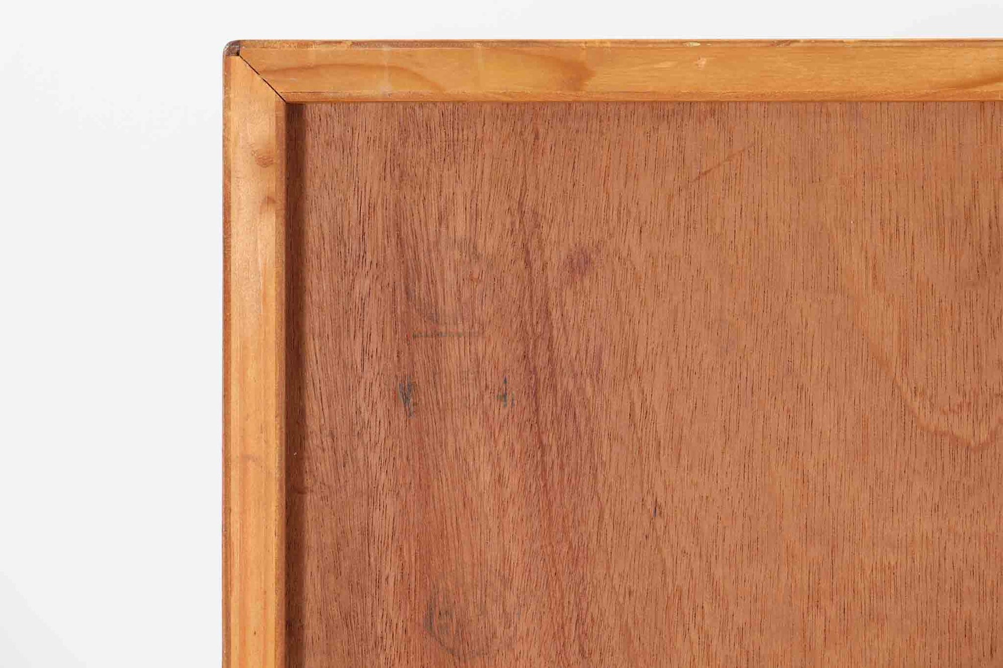 デンマークを代表するデザイナー、Borge mogensenがFDB社のために手がけたブックシェルフ。本体には上品な木目が魅力のチーク材を、土台部分には明るい色味のオーク材を採用しており、異なる材種の美しいコントラストが際立ちます。全体は無駄のないシンプルな構成ながら、細部にわたって丁寧な造り込みが施され、モーエンセンらしい機能性と静かな美しさが感じられる一台です。棚板は可動式で、本やオブジェの高さに合わせて自在にレイアウトが可能。収納力に優れつつも圧迫感のない佇まいで、リビングや書斎、寝室など幅広い空間に馴染みます。