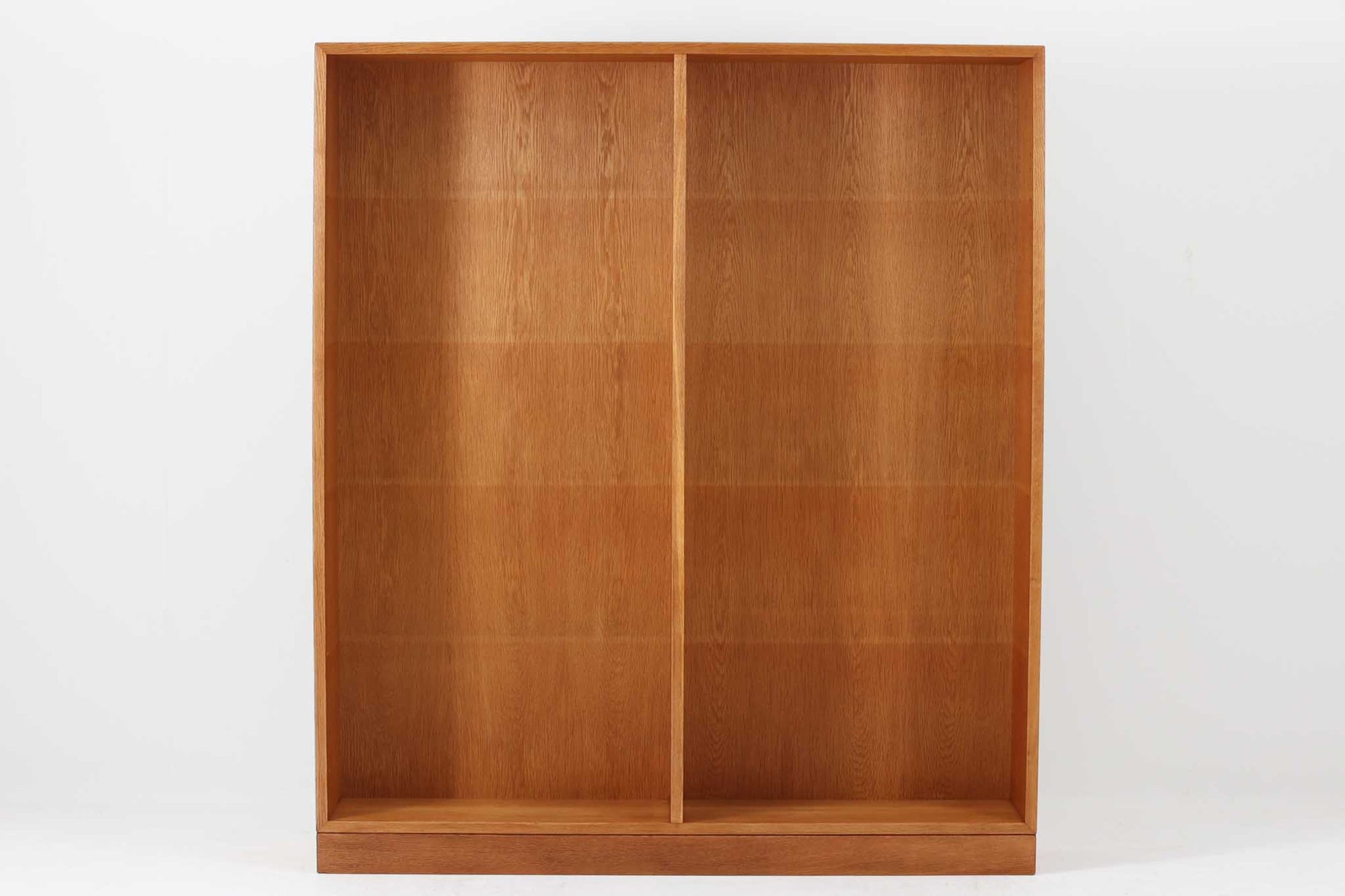 デンマークを代表するデザイナー、Borge mogensenがFDB社のために手がけたブックシェルフ。本体には上品な木目が魅力のチーク材を、土台部分には明るい色味のオーク材を採用しており、異なる材種の美しいコントラストが際立ちます。全体は無駄のないシンプルな構成ながら、細部にわたって丁寧な造り込みが施され、モーエンセンらしい機能性と静かな美しさが感じられる一台です。棚板は可動式で、本やオブジェの高さに合わせて自在にレイアウトが可能。収納力に優れつつも圧迫感のない佇まいで、リビングや書斎、寝室など幅広い空間に馴染みます。