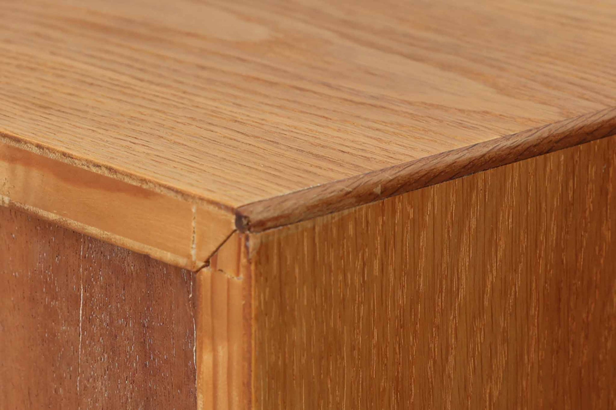 デンマークを代表するデザイナー、Borge mogensenがFDB社のために手がけたブックシェルフ。本体には上品な木目が魅力のチーク材を、土台部分には明るい色味のオーク材を採用しており、異なる材種の美しいコントラストが際立ちます。全体は無駄のないシンプルな構成ながら、細部にわたって丁寧な造り込みが施され、モーエンセンらしい機能性と静かな美しさが感じられる一台です。棚板は可動式で、本やオブジェの高さに合わせて自在にレイアウトが可能。収納力に優れつつも圧迫感のない佇まいで、リビングや書斎、寝室など幅広い空間に馴染みます。