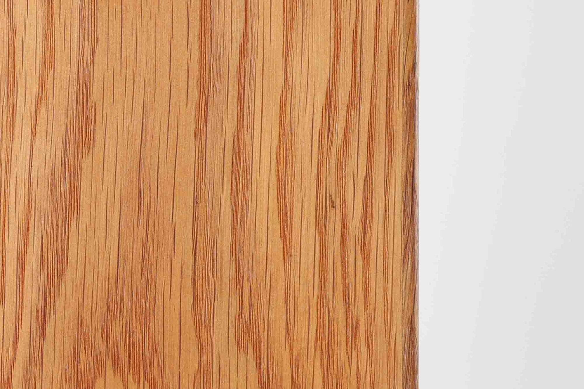 デンマークを代表するデザイナー、Borge mogensenがFDB社のために手がけたブックシェルフ。本体には上品な木目が魅力のチーク材を、土台部分には明るい色味のオーク材を採用しており、異なる材種の美しいコントラストが際立ちます。全体は無駄のないシンプルな構成ながら、細部にわたって丁寧な造り込みが施され、モーエンセンらしい機能性と静かな美しさが感じられる一台です。棚板は可動式で、本やオブジェの高さに合わせて自在にレイアウトが可能。収納力に優れつつも圧迫感のない佇まいで、リビングや書斎、寝室など幅広い空間に馴染みます。