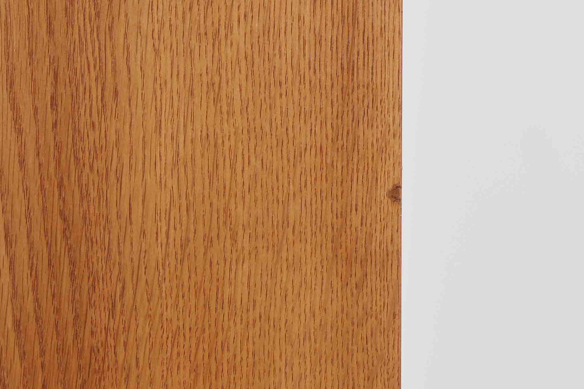 デンマークを代表するデザイナー、Borge mogensenがFDB社のために手がけたブックシェルフ。本体には上品な木目が魅力のチーク材を、土台部分には明るい色味のオーク材を採用しており、異なる材種の美しいコントラストが際立ちます。全体は無駄のないシンプルな構成ながら、細部にわたって丁寧な造り込みが施され、モーエンセンらしい機能性と静かな美しさが感じられる一台です。棚板は可動式で、本やオブジェの高さに合わせて自在にレイアウトが可能。収納力に優れつつも圧迫感のない佇まいで、リビングや書斎、寝室など幅広い空間に馴染みます。