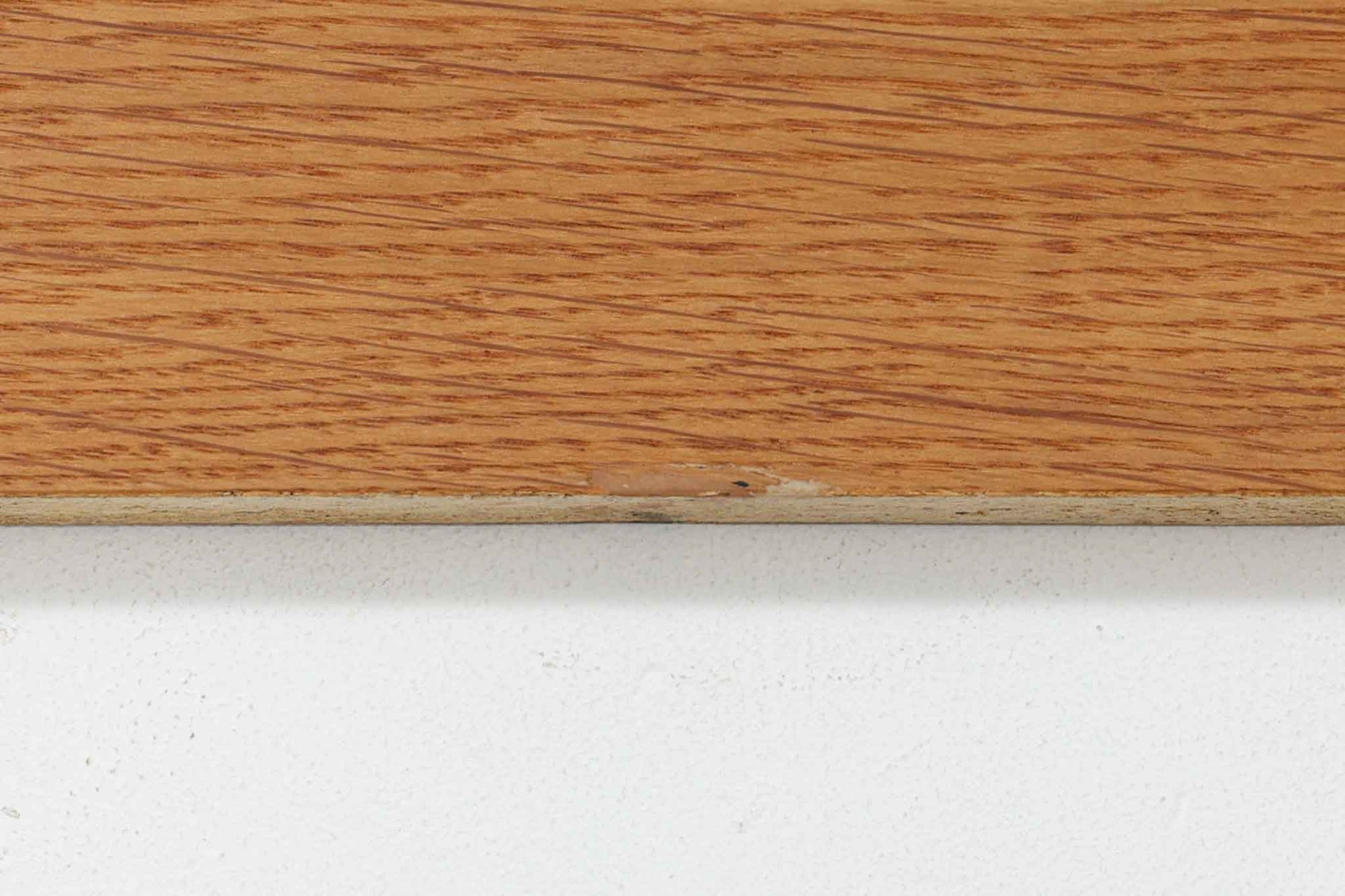 デンマークを代表するデザイナー、Borge mogensenがFDB社のために手がけたブックシェルフ。本体には上品な木目が魅力のチーク材を、土台部分には明るい色味のオーク材を採用しており、異なる材種の美しいコントラストが際立ちます。全体は無駄のないシンプルな構成ながら、細部にわたって丁寧な造り込みが施され、モーエンセンらしい機能性と静かな美しさが感じられる一台です。棚板は可動式で、本やオブジェの高さに合わせて自在にレイアウトが可能。収納力に優れつつも圧迫感のない佇まいで、リビングや書斎、寝室など幅広い空間に馴染みます。