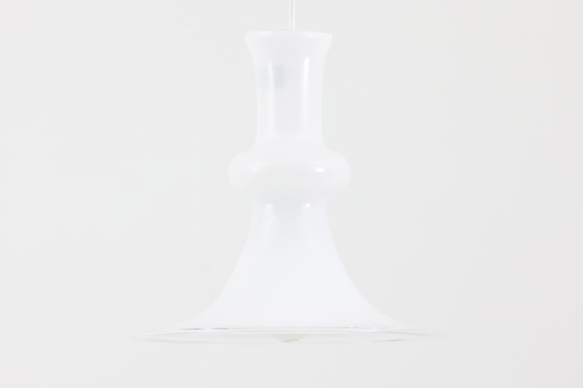 北欧より買い付けた、ホルムガード社製(現Royal Copenhagen)ビンテージランプです。ガラス製のペンダントライト「Etude Pendel」。クラシカルな曲線が美しいフォルムと、乳白色のガラスシェードが柔らかな光を拡げ、空間に優しい印象を与えてくれます。シェード下部はクリアガラスになっており、下方向への光をしっかり届けながらも、グラデーションのような光の演出が楽しめます。直径約28cmと使いやすいサイズで、ダイニングや玄関、ベッドサイドなど多様なシーンで活躍します。エレガントで品のある北欧照明をお探しの方におすすめの一灯です。