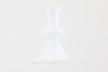 北欧より買い付けた、ホルムガード社製(現Royal Copenhagen)ビンテージランプです。ガラス製のペンダントライト「Etude Pendel」。クラシカルな曲線が美しいフォルムと、乳白色のガラスシェードが柔らかな光を拡げ、空間に優しい印象を与えてくれます。シェード下部はクリアガラスになっており、下方向への光をしっかり届けながらも、グラデーションのような光の演出が楽しめます。直径約28cmと使いやすいサイズで、ダイニングや玄関、ベッドサイドなど多様なシーンで活躍します。エレガントで品のある北欧照明をお探しの方におすすめの一灯です。