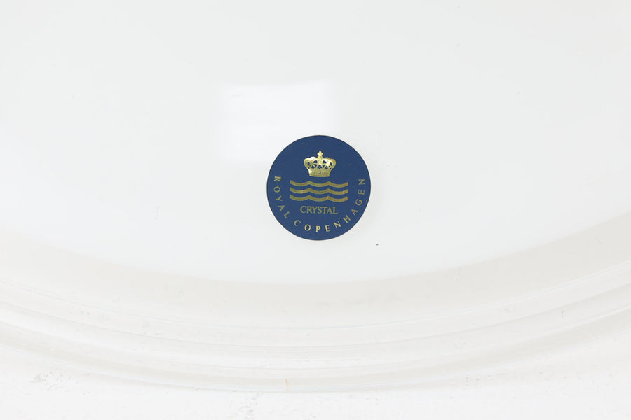 北欧より買い付けた、ホルムガード社製(現Royal Copenhagen)ビンテージランプです。ガラス製のペンダントライト「Etude Pendel」。クラシカルな曲線が美しいフォルムと、乳白色のガラスシェードが柔らかな光を拡げ、空間に優しい印象を与えてくれます。シェード下部はクリアガラスになっており、下方向への光をしっかり届けながらも、グラデーションのような光の演出が楽しめます。直径約28cmと使いやすいサイズで、ダイニングや玄関、ベッドサイドなど多様なシーンで活躍します。エレガントで品のある北欧照明をお探しの方におすすめの一灯です。
