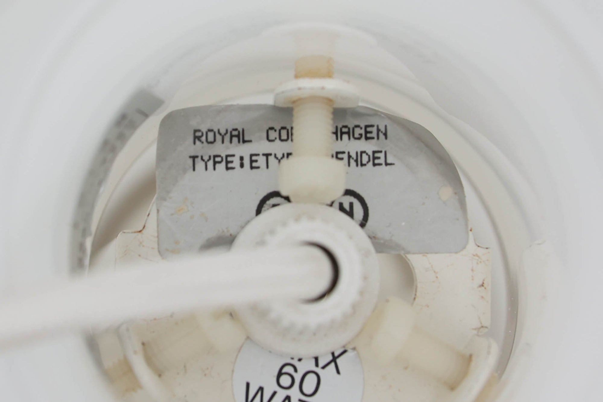 北欧より買い付けた、ホルムガード社製(現Royal Copenhagen)ビンテージランプです。ガラス製のペンダントライト「Etude Pendel」。クラシカルな曲線が美しいフォルムと、乳白色のガラスシェードが柔らかな光を拡げ、空間に優しい印象を与えてくれます。シェード下部はクリアガラスになっており、下方向への光をしっかり届けながらも、グラデーションのような光の演出が楽しめます。直径約28cmと使いやすいサイズで、ダイニングや玄関、ベッドサイドなど多様なシーンで活躍します。エレガントで品のある北欧照明をお探しの方におすすめの一灯です。