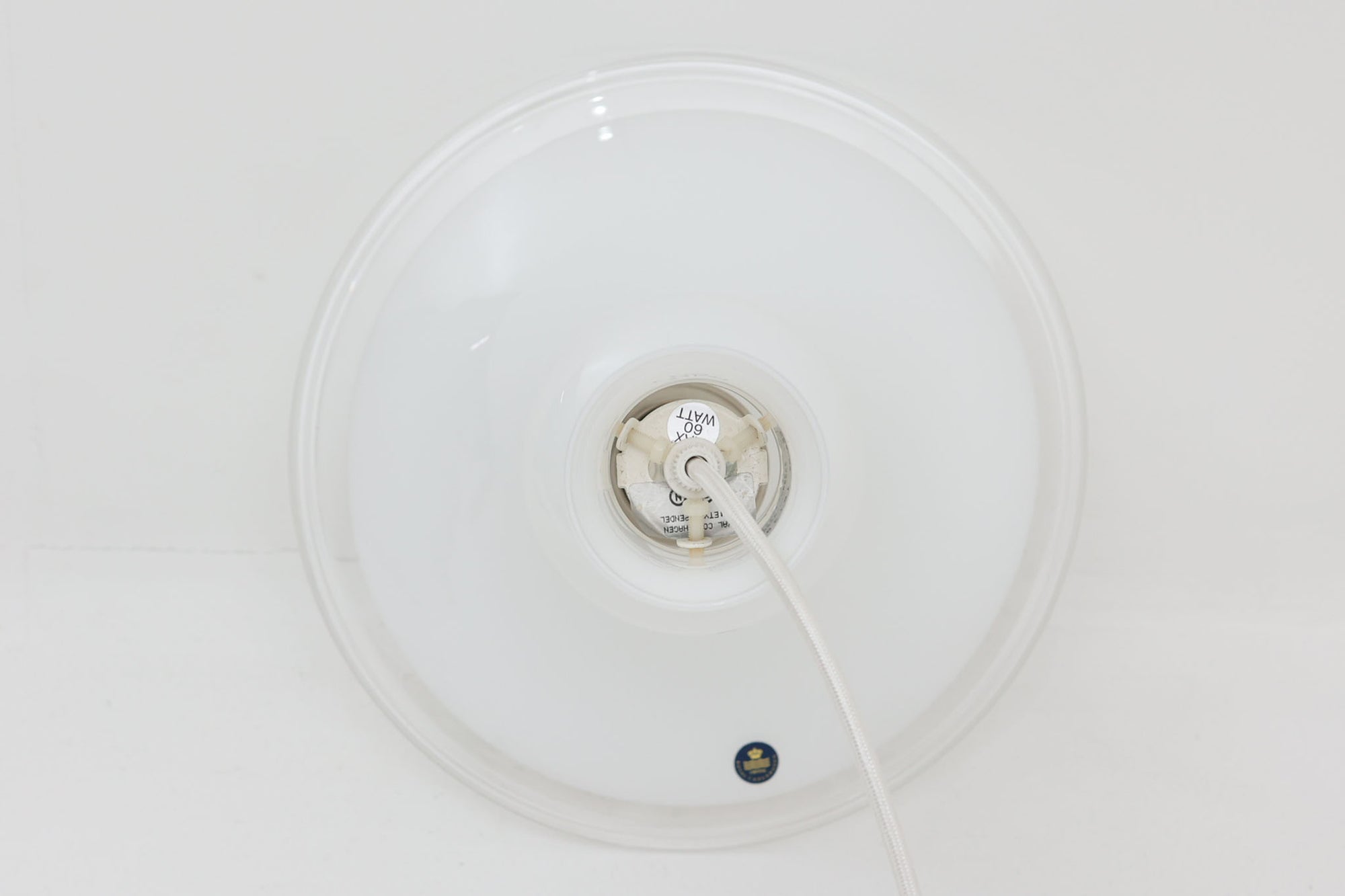 北欧より買い付けた、ホルムガード社製(現Royal Copenhagen)ビンテージランプです。ガラス製のペンダントライト「Etude Pendel」。クラシカルな曲線が美しいフォルムと、乳白色のガラスシェードが柔らかな光を拡げ、空間に優しい印象を与えてくれます。シェード下部はクリアガラスになっており、下方向への光をしっかり届けながらも、グラデーションのような光の演出が楽しめます。直径約28cmと使いやすいサイズで、ダイニングや玄関、ベッドサイドなど多様なシーンで活躍します。エレガントで品のある北欧照明をお探しの方におすすめの一灯です。