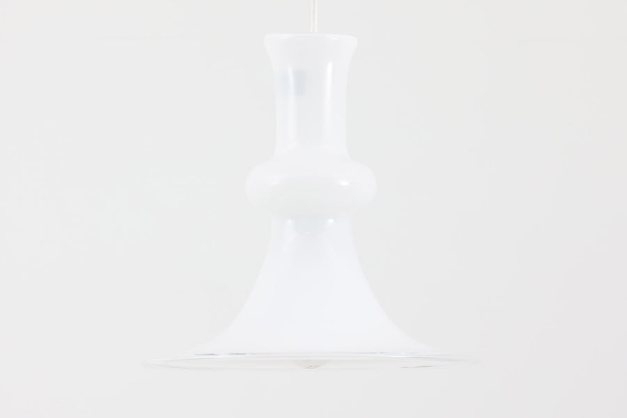 北欧より買い付けた、ホルムガード社製(現Royal Copenhagen)ビンテージランプです。ガラス製のペンダントライト「Etude Pendel」。クラシカルな曲線が美しいフォルムと、乳白色のガラスシェードが柔らかな光を拡げ、空間に優しい印象を与えてくれます。シェード下部はクリアガラスになっており、下方向への光をしっかり届けながらも、グラデーションのような光の演出が楽しめます。直径約28cmと使いやすいサイズで、ダイニングや玄関、ベッドサイドなど多様なシーンで活躍します。エレガントで品のある北欧照明をお探しの方におすすめの一灯です。