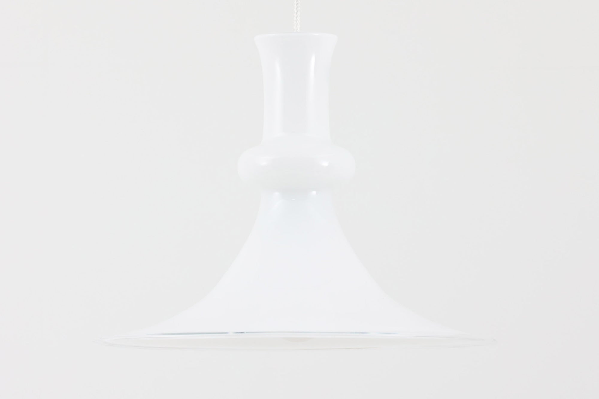 北欧より買い付けた、ホルムガード社製(現Royal Copenhagen)ビンテージランプです。ガラス製のペンダントライト「Etude Pendel」。パールホワイトのガラスとクリアエッジの組み合わせにより、灯りを点けると柔らかく温かみのある光が広がり、空間にやさしい印象をもたらします。シェード外周に細かい擦れや製造時の練りムラなど見られますが、全体としてはビンテージ品として良好なコンディションです。ソケット内部には「ROYAL COPENHAGEN TYPE: ETUDE PENDEL」の表記あり。北欧モダンを象徴する美しい照明です。