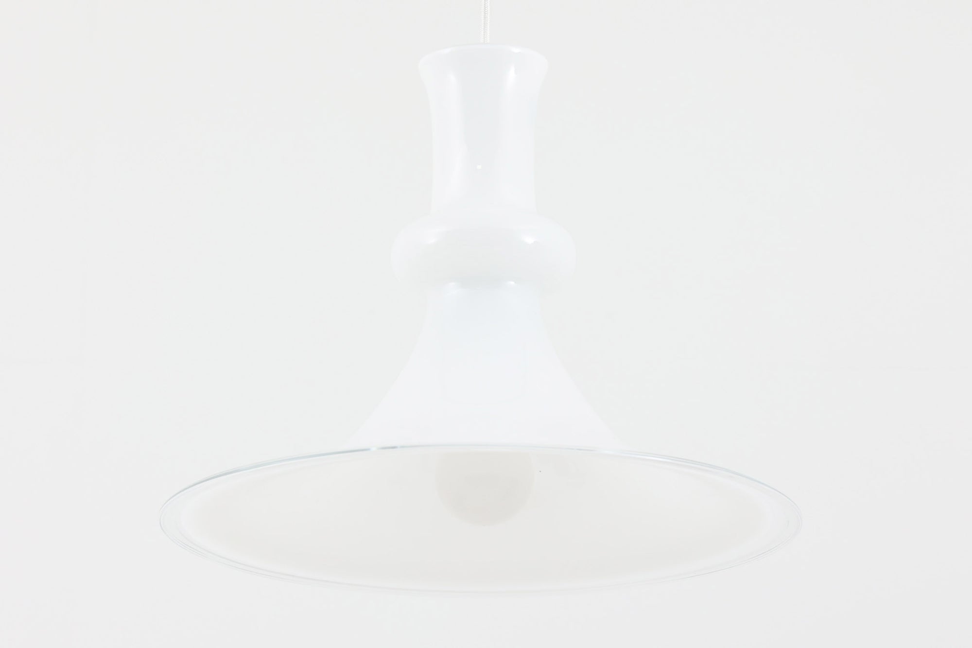 北欧より買い付けた、ホルムガード社製(現Royal Copenhagen)ビンテージランプです。ガラス製のペンダントライト「Etude Pendel」。パールホワイトのガラスとクリアエッジの組み合わせにより、灯りを点けると柔らかく温かみのある光が広がり、空間にやさしい印象をもたらします。シェード外周に細かい擦れや製造時の練りムラなど見られますが、全体としてはビンテージ品として良好なコンディションです。ソケット内部には「ROYAL COPENHAGEN TYPE: ETUDE PENDEL」の表記あり。北欧モダンを象徴する美しい照明です。