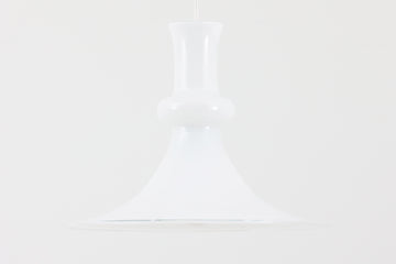 北欧より買い付けた、ホルムガード社製(現Royal Copenhagen)ビンテージランプです。ガラス製のペンダントライト「Etude Pendel」。パールホワイトのガラスとクリアエッジの組み合わせにより、灯りを点けると柔らかく温かみのある光が広がり、空間にやさしい印象をもたらします。シェード外周に細かい擦れや製造時の練りムラなど見られますが、全体としてはビンテージ品として良好なコンディションです。ソケット内部には「ROYAL COPENHAGEN TYPE: ETUDE PENDEL」の表記あり。北欧モダンを象徴する美しい照明です。