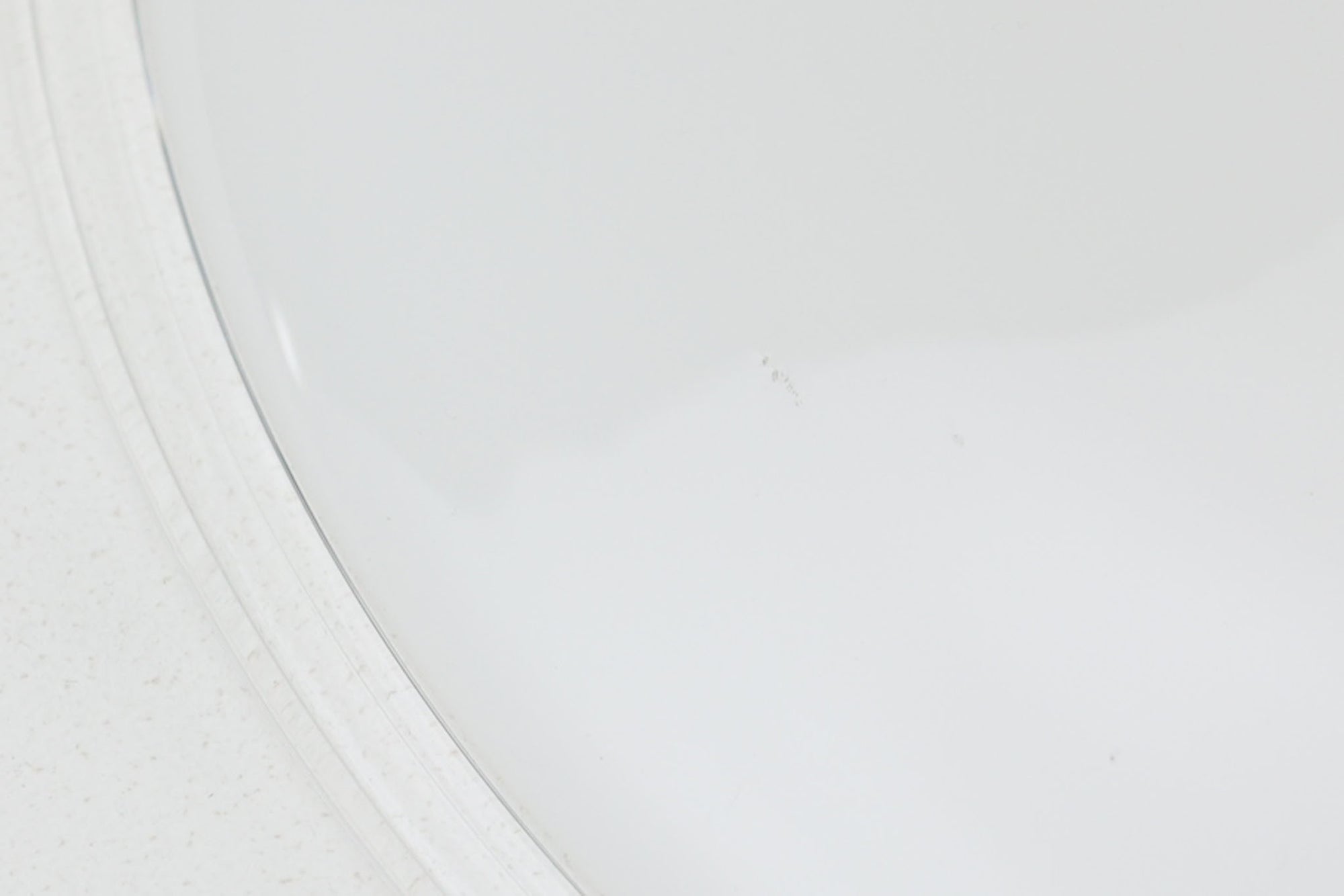 北欧より買い付けた、ホルムガード社製(現Royal Copenhagen)ビンテージランプです。ガラス製のペンダントライト「Etude Pendel」。パールホワイトのガラスとクリアエッジの組み合わせにより、灯りを点けると柔らかく温かみのある光が広がり、空間にやさしい印象をもたらします。シェード外周に細かい擦れや製造時の練りムラなど見られますが、全体としてはビンテージ品として良好なコンディションです。ソケット内部には「ROYAL COPENHAGEN TYPE: ETUDE PENDEL」の表記あり。北欧モダンを象徴する美しい照明です。