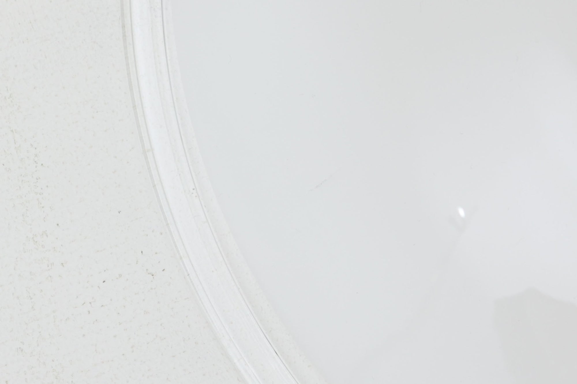 北欧より買い付けた、ホルムガード社製(現Royal Copenhagen)ビンテージランプです。ガラス製のペンダントライト「Etude Pendel」。パールホワイトのガラスとクリアエッジの組み合わせにより、灯りを点けると柔らかく温かみのある光が広がり、空間にやさしい印象をもたらします。シェード外周に細かい擦れや製造時の練りムラなど見られますが、全体としてはビンテージ品として良好なコンディションです。ソケット内部には「ROYAL COPENHAGEN TYPE: ETUDE PENDEL」の表記あり。北欧モダンを象徴する美しい照明です。