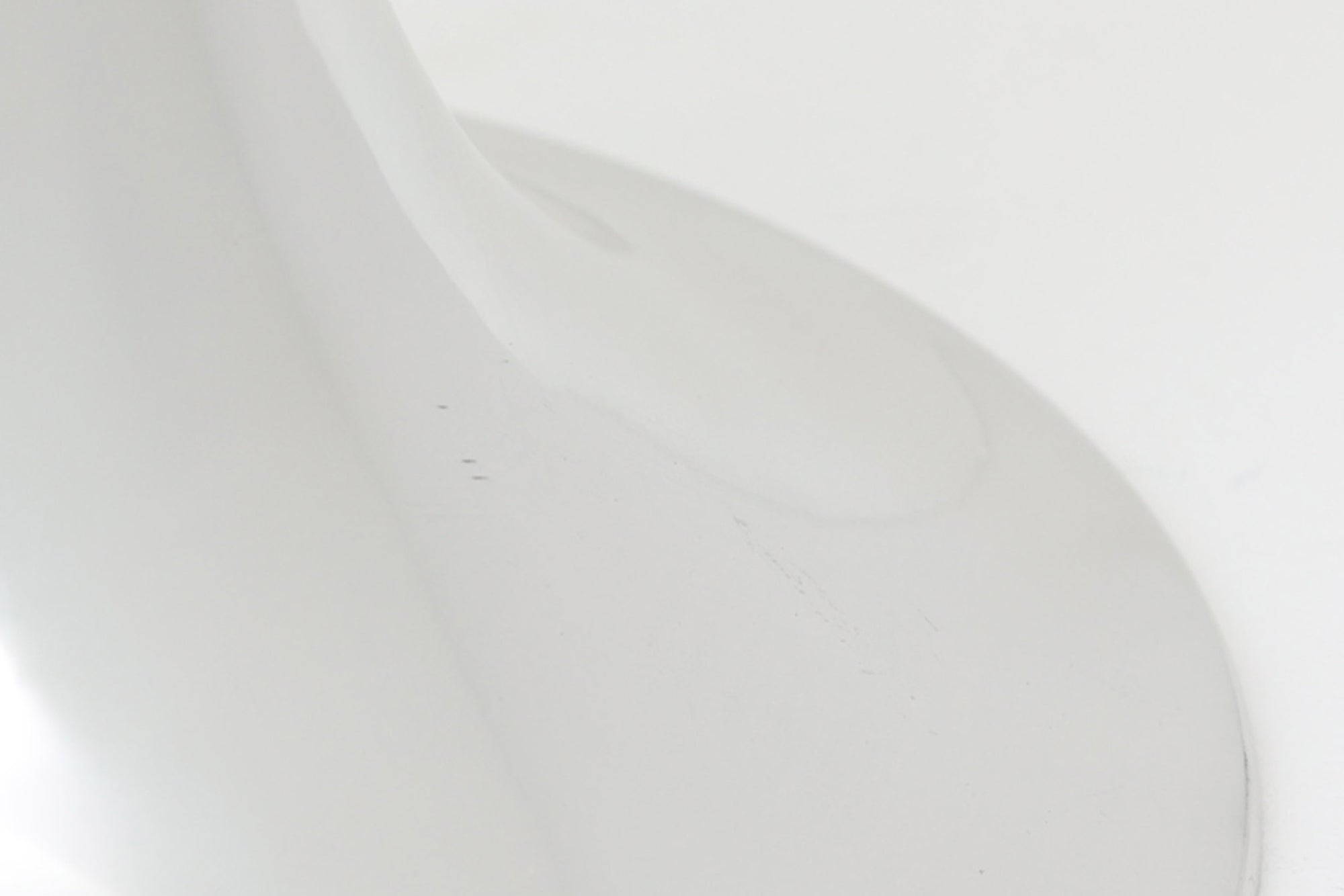 デンマークを代表する照明デザイナーVerner Panton（バーナー・パントン）が手がけた、Frandsen Lighting（フランセン・ライティング）社製のペンダントライトです。なだらかな曲線を描くベル型のシルエットに、ミラーのように周囲を映し出すクローム仕上げが施された、存在感のある一灯。直径約30cmと比較的大ぶりなサイズ感で、1灯でも空間のアクセントとなり、テーブル上や吹き抜け空間などにも映えます。内側はホワイトに塗装されており、点灯時には光を柔らかく広げながらもしっかりとした明るさを確保。Frandsen Lighting社はかつてVerner Pantonとのライセンス契約を結び、このモデルを製造していましたが、現在ではその契約も終了しており、本品のようなオリジナルはヴィンテージ品でしか手に入らなくなっています。特に直径30cmの大きなサイズは現行品では展開されておらず、希少性の高いアイテムとなっています。