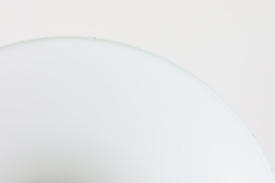 デンマークを代表する照明デザイナーVerner Panton（バーナー・パントン）が手がけた、Frandsen Lighting（フランセン・ライティング）社製のペンダントライトです。なだらかな曲線を描くベル型のシルエットに、ミラーのように周囲を映し出すクローム仕上げが施された、存在感のある一灯。直径約30cmと比較的大ぶりなサイズ感で、1灯でも空間のアクセントとなり、テーブル上や吹き抜け空間などにも映えます。内側はホワイトに塗装されており、点灯時には光を柔らかく広げながらもしっかりとした明るさを確保。Frandsen Lighting社はかつてVerner Pantonとのライセンス契約を結び、このモデルを製造していましたが、現在ではその契約も終了しており、本品のようなオリジナルはヴィンテージ品でしか手に入らなくなっています。特に直径30cmの大きなサイズは現行品では展開されておらず、希少性の高いアイテムとなっています。