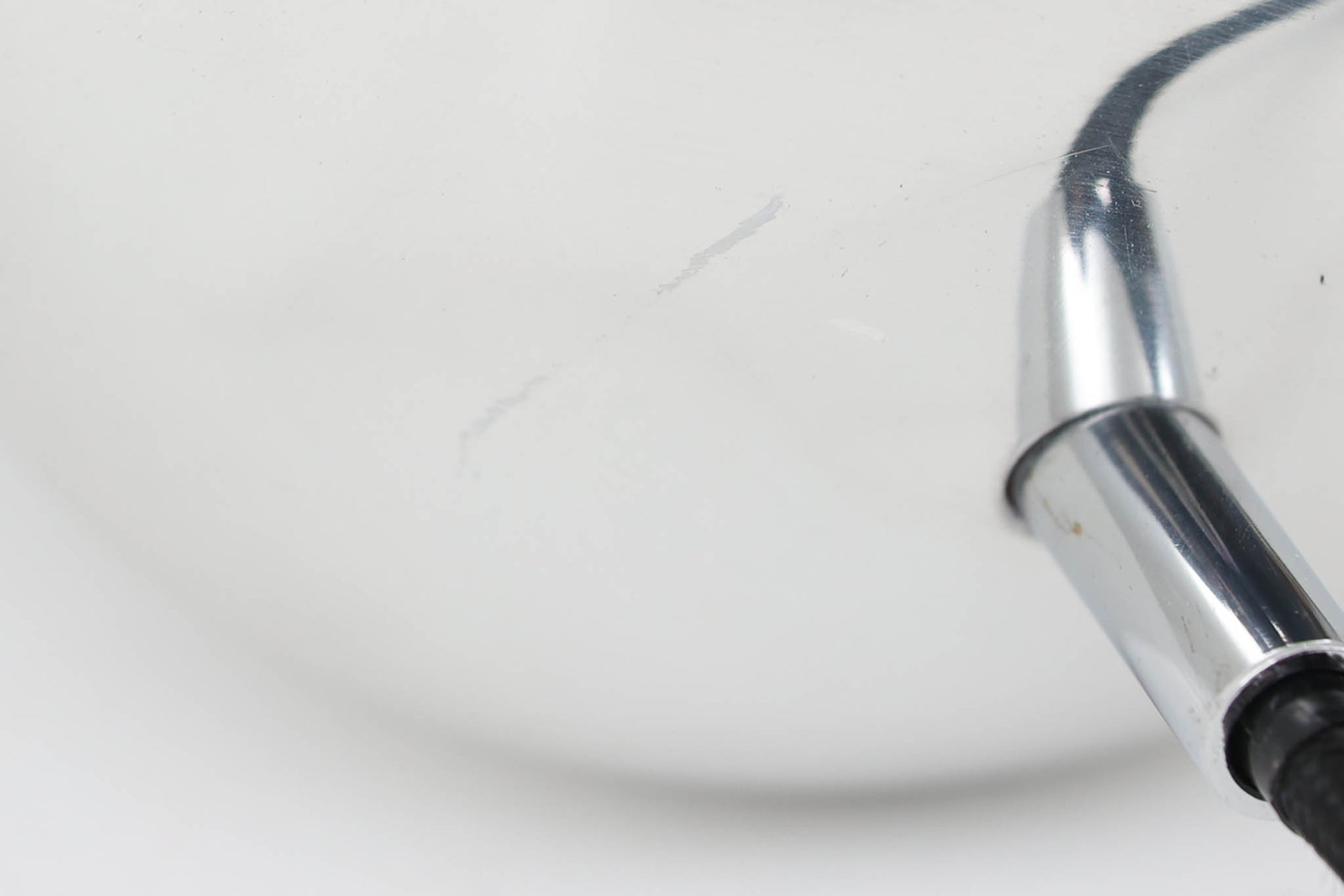 デンマークを代表する照明デザイナーVerner Panton（バーナー・パントン）が手がけた、Frandsen Lighting（フランセン・ライティング）社製のペンダントライトです。なだらかな曲線を描くベル型のシルエットに、ミラーのように周囲を映し出すクローム仕上げが施された、存在感のある一灯。直径約30cmと比較的大ぶりなサイズ感で、1灯でも空間のアクセントとなり、テーブル上や吹き抜け空間などにも映えます。内側はホワイトに塗装されており、点灯時には光を柔らかく広げながらもしっかりとした明るさを確保。Frandsen Lighting社はかつてVerner Pantonとのライセンス契約を結び、このモデルを製造していましたが、現在ではその契約も終了しており、本品のようなオリジナルはヴィンテージ品でしか手に入らなくなっています。特に直径30cmの大きなサイズは現行品では展開されておらず、希少性の高いアイテムとなっています。