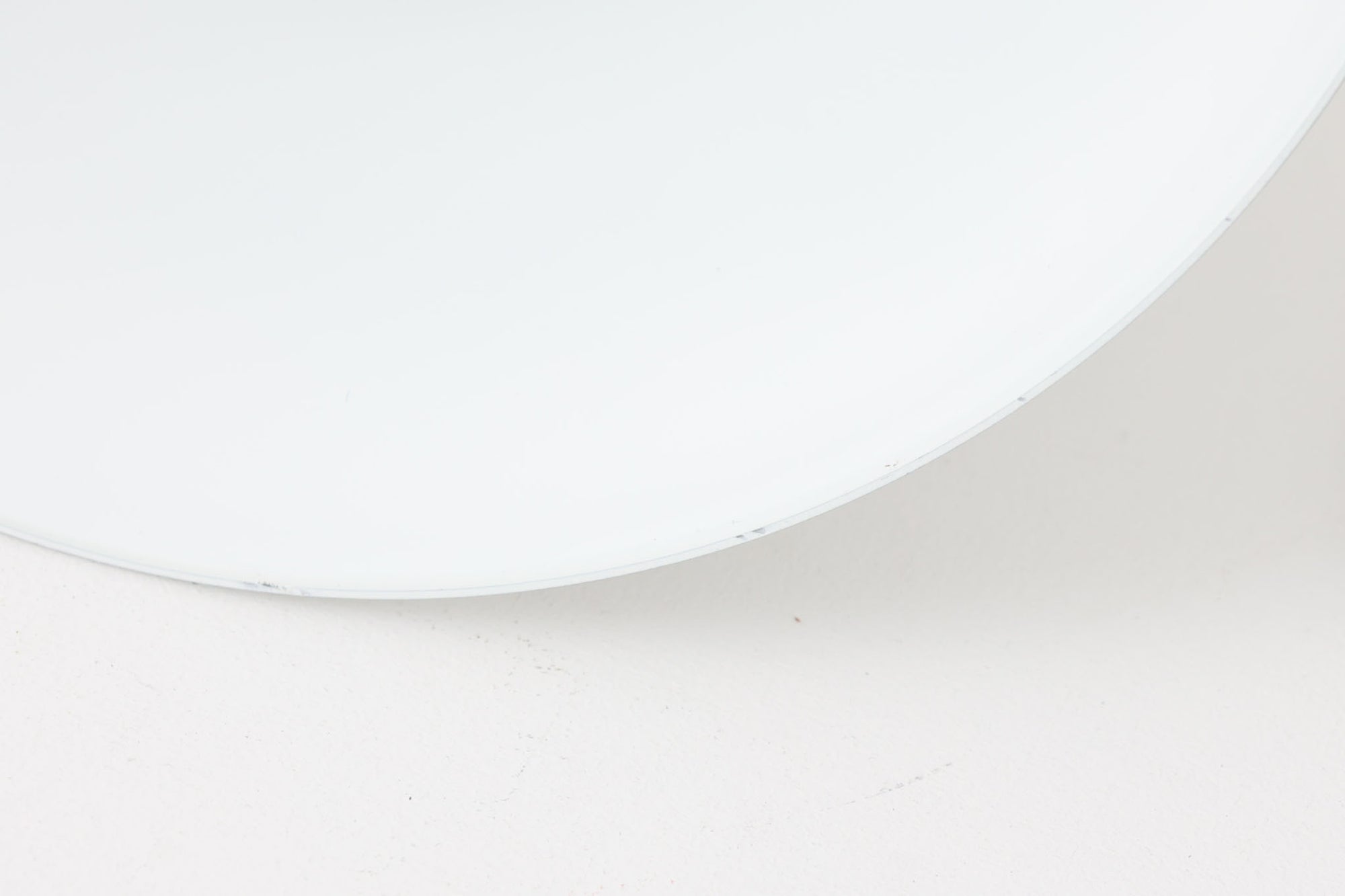 デンマークを代表する照明デザイナーVerner Panton（バーナー・パントン）が手がけた、Frandsen Lighting（フランセン・ライティング）社製のペンダントライトです。なだらかな曲線を描くベル型のシルエットに、ミラーのように周囲を映し出すクローム仕上げが施された、存在感のある一灯。直径約30cmと比較的大ぶりなサイズ感で、1灯でも空間のアクセントとなり、テーブル上や吹き抜け空間などにも映えます。内側はホワイトに塗装されており、点灯時には光を柔らかく広げながらもしっかりとした明るさを確保。Frandsen Lighting社はかつてVerner Pantonとのライセンス契約を結び、このモデルを製造していましたが、現在ではその契約も終了しており、本品のようなオリジナルはヴィンテージ品でしか手に入らなくなっています。特に直径30cmの大きなサイズは現行品では展開されておらず、希少性の高いアイテムとなっています。