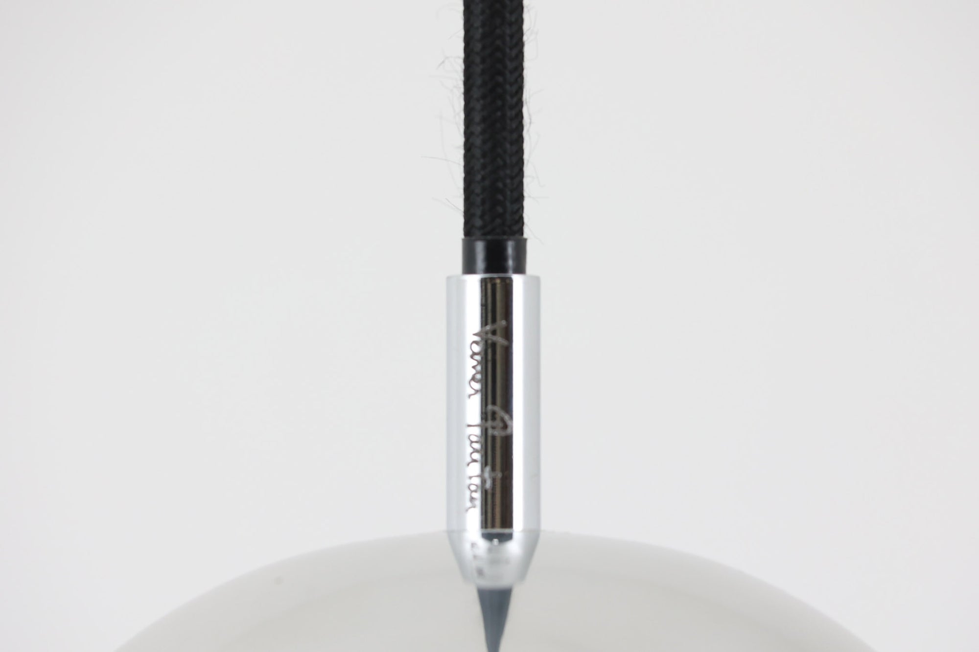 デンマークを代表する照明デザイナーVerner Panton（バーナー・パントン）が手がけた、Frandsen Lighting（フランセン・ライティング）社製のペンダントライトです。なだらかな曲線を描くベル型のシルエットに、ミラーのように周囲を映し出すクローム仕上げが施された、存在感のある一灯。直径約30cmと比較的大ぶりなサイズ感で、1灯でも空間のアクセントとなり、テーブル上や吹き抜け空間などにも映えます。内側はホワイトに塗装されており、点灯時には光を柔らかく広げながらもしっかりとした明るさを確保。Frandsen Lighting社はかつてVerner Pantonとのライセンス契約を結び、このモデルを製造していましたが、現在ではその契約も終了しており、本品のようなオリジナルはヴィンテージ品でしか手に入らなくなっています。特に直径30cmの大きなサイズは現行品では展開されておらず、希少性の高いアイテムとなっています。