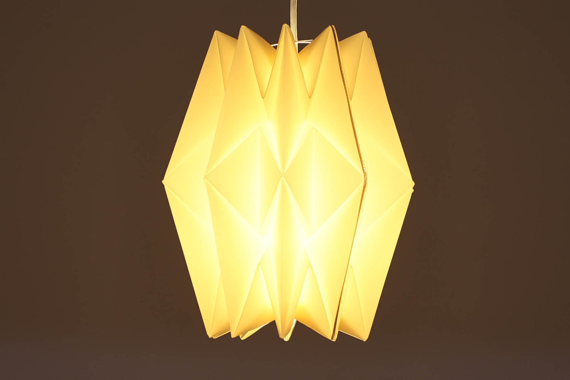 デンマークの名門Le Klintによるmodel 152。Peter Hvidt & Orla mølgaard Nielsenによってデザインされたこのモデルは、手折りのプリーツシェードによって生まれる立体的な陰影が魅力。点灯時には柔らかく温かみのある光を放ち、消灯時もアートピースのような存在感を放ちます。シェードには経年による軽微な変色や小さな折れが見られますが、全体として美しいフォルムと機能性を兼ね備えています。直径約27cmで、玄関やダイニング、ベッドサイドにもおすすめのサイズです。