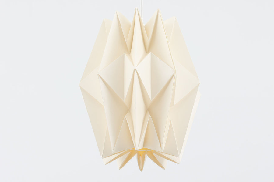 デンマークの名門Le Klintによるmodel 152。Peter Hvidt & Orla mølgaard Nielsenによってデザインされたこのモデルは、手折りのプリーツシェードによって生まれる立体的な陰影が魅力。点灯時には柔らかく温かみのある光を放ち、消灯時もアートピースのような存在感を放ちます。シェードには経年による軽微な変色や小さな折れが見られますが、全体として美しいフォルムと機能性を兼ね備えています。直径約27cmで、玄関やダイニング、ベッドサイドにもおすすめのサイズです。