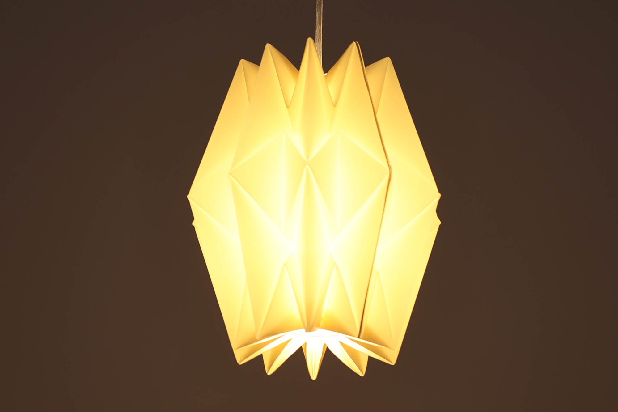 デンマークの名門Le Klintによるmodel 152。Peter Hvidt &amp; Orla mølgaard Nielsenによってデザインされたこのモデルは、手折りのプリーツシェードによって生まれる立体的な陰影が魅力。点灯時には柔らかく温かみのある光を放ち、消灯時もアートピースのような存在感を放ちます。シェードには経年による軽微な変色や小さな折れが見られますが、全体として美しいフォルムと機能性を兼ね備えています。直径約27cmで、玄関やダイニング、ベッドサイドにもおすすめのサイズです。