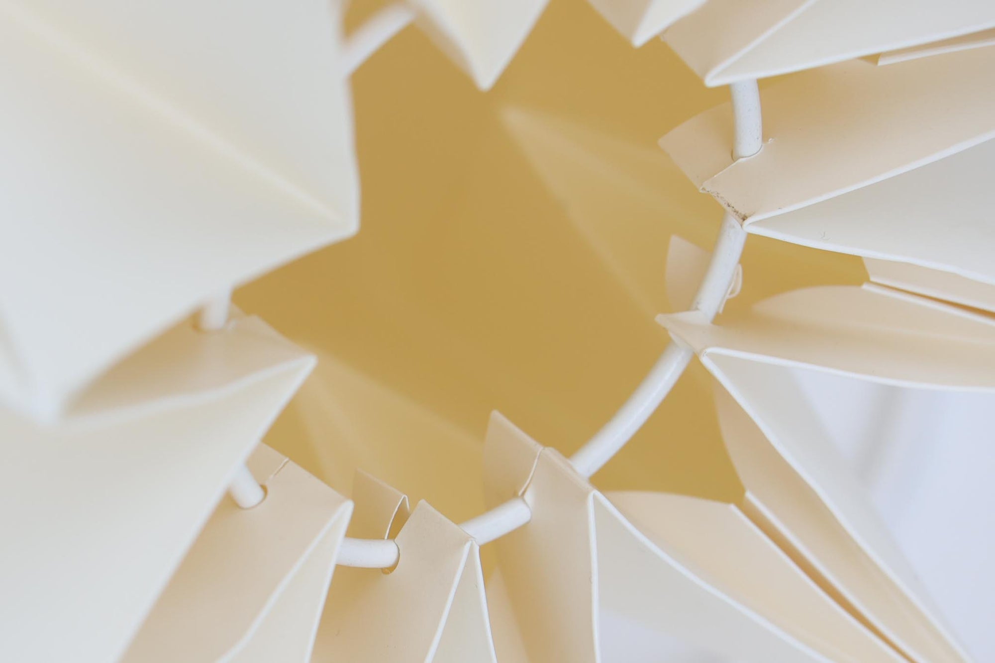 デンマークの名門Le Klintによるmodel 152。Peter Hvidt &amp; Orla mølgaard Nielsenによってデザインされたこのモデルは、手折りのプリーツシェードによって生まれる立体的な陰影が魅力。点灯時には柔らかく温かみのある光を放ち、消灯時もアートピースのような存在感を放ちます。シェードには経年による軽微な変色や小さな折れが見られますが、全体として美しいフォルムと機能性を兼ね備えています。直径約27cmで、玄関やダイニング、ベッドサイドにもおすすめのサイズです。