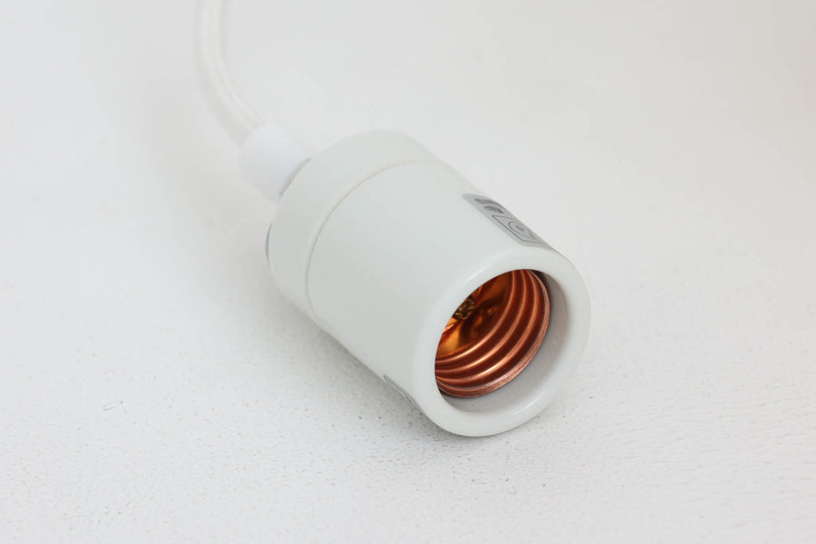 デンマークの名門Le Klintによるmodel 152。Peter Hvidt & Orla mølgaard Nielsenによってデザインされたこのモデルは、手折りのプリーツシェードによって生まれる立体的な陰影が魅力。点灯時には柔らかく温かみのある光を放ち、消灯時もアートピースのような存在感を放ちます。シェードには経年による軽微な変色や小さな折れが見られますが、全体として美しいフォルムと機能性を兼ね備えています。直径約27cmで、玄関やダイニング、ベッドサイドにもおすすめのサイズです。
