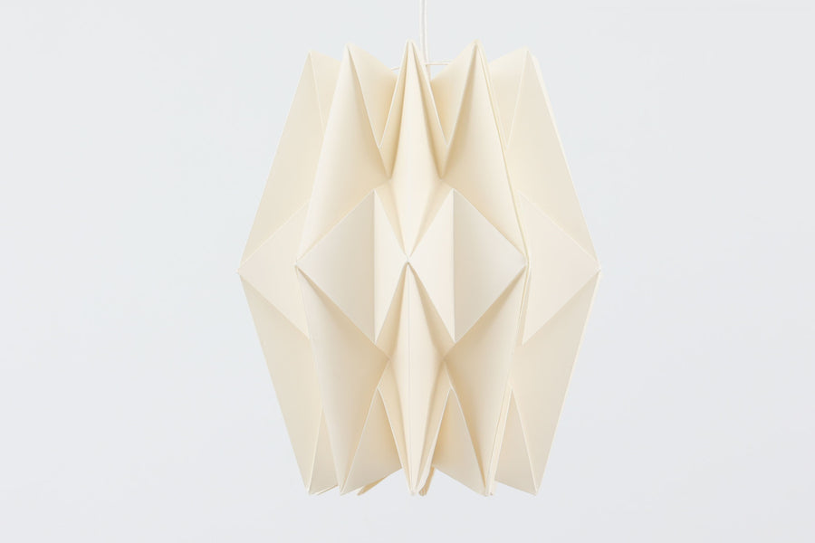 デンマークの名門Le Klintによるmodel 152。Peter Hvidt & Orla mølgaard Nielsenによってデザインされたこのモデルは、手折りのプリーツシェードによって生まれる立体的な陰影が魅力。点灯時には柔らかく温かみのある光を放ち、消灯時もアートピースのような存在感を放ちます。シェードには経年による軽微な変色や小さな折れが見られますが、全体として美しいフォルムと機能性を兼ね備えています。直径約27cmで、玄関やダイニング、ベッドサイドにもおすすめのサイズです。