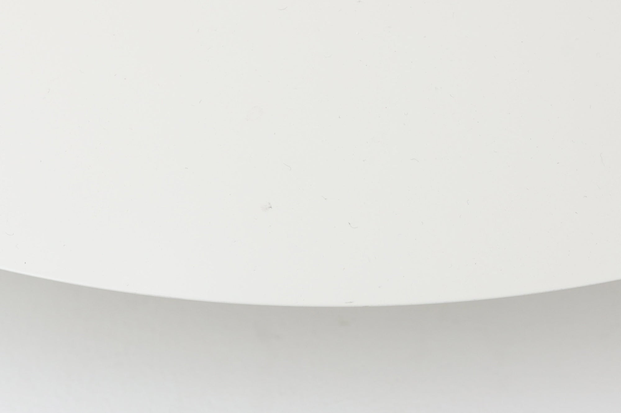 北欧照明の巨匠Poul Henningsenによってデザインされた「PH4」ペンダントライト。Louis Poulsen社製で、光を効率よく拡散させる3枚シェード構造が特徴。内側にオレンジのリフレクターを備えており、暖かく落ち着いた光を演出します。シェード表面には経年に伴う擦れや細かい傷、塗装の薄れが見られますが、ビンテージらしい味わいを感じられる一品です。リビングやダイニング、カウンター上などにおすすめのサイズ感です。