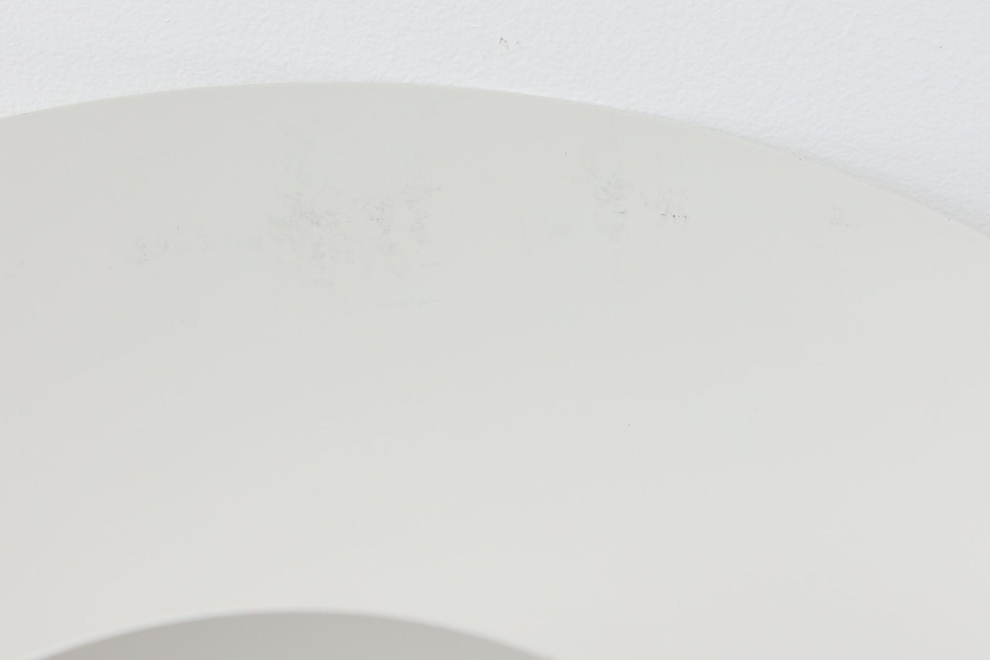 北欧照明の巨匠Poul Henningsenによってデザインされた「PH4」ペンダントライト。Louis Poulsen社製で、光を効率よく拡散させる3枚シェード構造が特徴。内側にオレンジのリフレクターを備えており、暖かく落ち着いた光を演出します。シェード表面には経年に伴う擦れや細かい傷、塗装の薄れが見られますが、ビンテージらしい味わいを感じられる一品です。リビングやダイニング、カウンター上などにおすすめのサイズ感です。