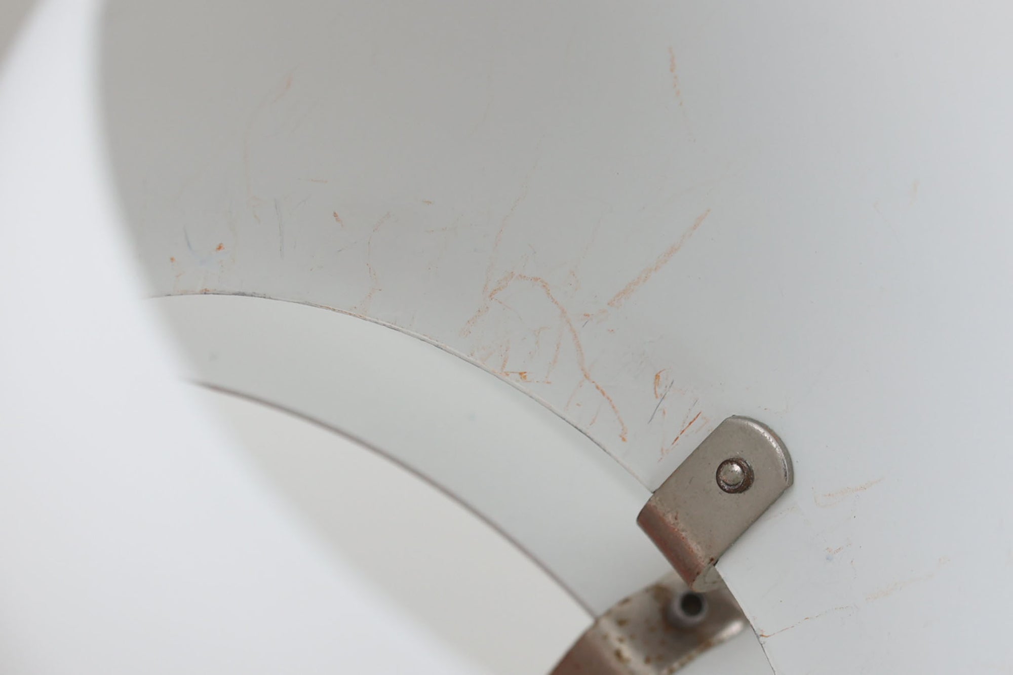 北欧照明の巨匠Poul Henningsenによってデザインされた「PH4」ペンダントライト。Louis Poulsen社製で、光を効率よく拡散させる3枚シェード構造が特徴。内側にオレンジのリフレクターを備えており、暖かく落ち着いた光を演出します。シェード表面には経年に伴う擦れや細かい傷、塗装の薄れが見られますが、ビンテージらしい味わいを感じられる一品です。リビングやダイニング、カウンター上などにおすすめのサイズ感です。