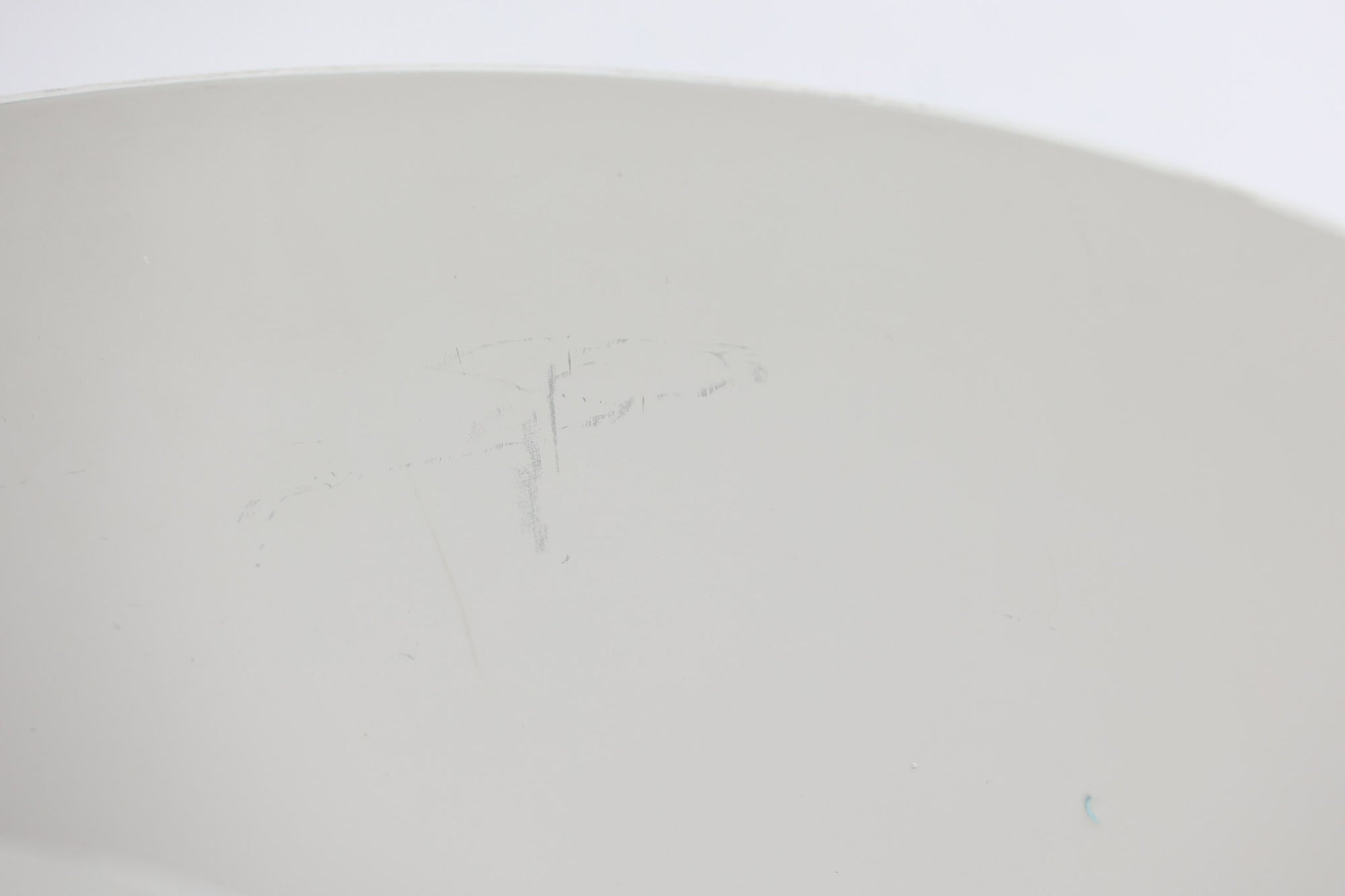 デンマークを代表する建築家・デザイナー、アルネ・ヤコブセンによってデザインされた「AJロイヤル」ペンダントライト。Louis Poulsen（ルイスポールセン）社より発表され、建築物と調和するミニマルなフォルムが特徴的です。こちらは直径50cmのホワイトカラーのモデルで、1958年に設計されたコペンハーゲンのSASロイヤルホテルのために開発されたシリーズのひとつ。上部のルーバー構造からも光が漏れる設計により、下方向だけでなく柔らかく空間全体を照らします。モダニズムの美学が息づく名作照明でありながら、日常の空間にもすっと馴染む柔らかな存在感が魅力です。ヴィンテージ品のため、シェードには擦り傷や小さな塗装剥がれ、内側に若干のサビが見られますが、使用には問題ありません。全体としては良好なコンディションを保っており、ヴィンテージならではの風合いをお楽しみいただけます。コードおよびソケットは国内基準に適合した仕様に交換済みで、すぐにご使用いただけます。