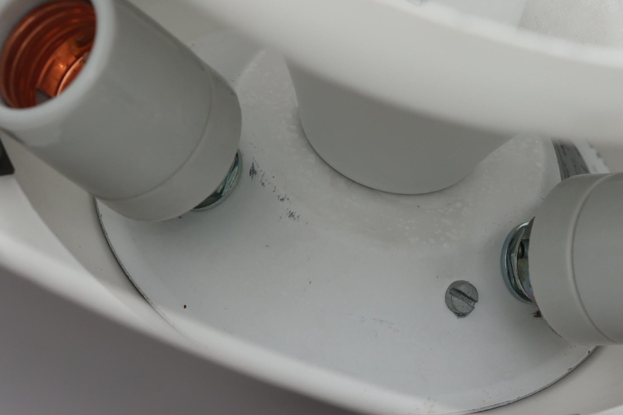 アルネ・ヤコブセンによってデザインされ、Louis Poulsen（ルイスポールセン）より製造されたAJロイヤル ペンダントライト。こちらは希少なグラファイトグレーカラーで、落ち着いたトーンが空間にシックな雰囲気を演出します。直径50cmの大型サイズで、光源を遮る構造と放射状に配置されたルーバーにより、眩しさを抑えた柔らかい光が空間全体を包み込みます。点灯時には上部のスリットから漏れる光も美しく、デザイン性と機能性を兼ね備えた一品です。外観には小傷や使用感がありますが、ビンテージならではの風合いとしてお楽しみいただけます。