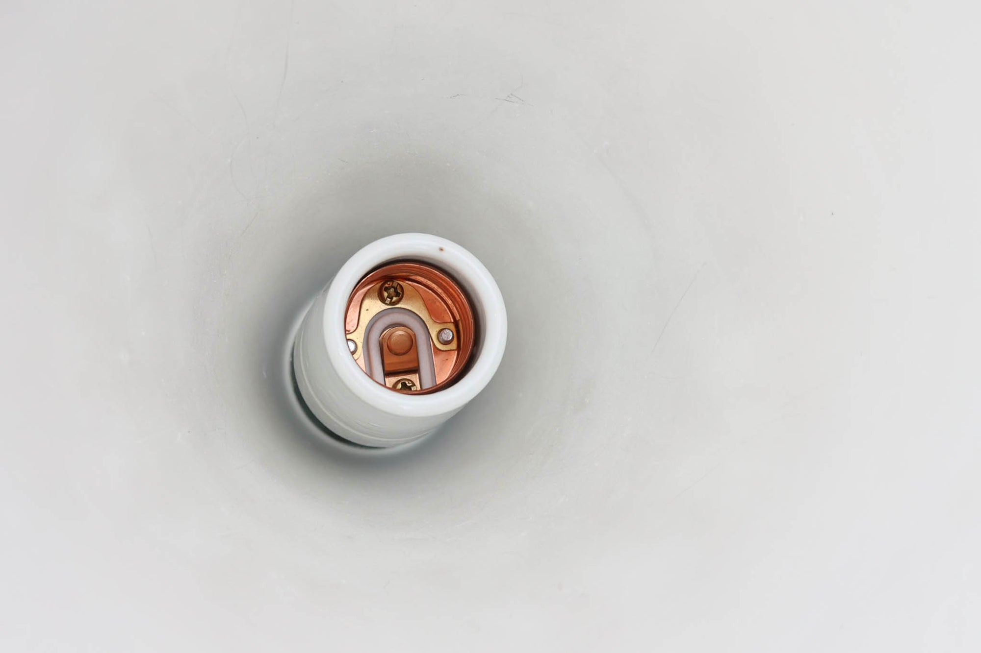 アルネ・ヤコブセンによってデザインされ、Louis Poulsen（ルイスポールセン）より製造されたAJロイヤル ペンダントライト。こちらは希少なグラファイトグレーカラーで、落ち着いたトーンが空間にシックな雰囲気を演出します。直径50cmの大型サイズで、光源を遮る構造と放射状に配置されたルーバーにより、眩しさを抑えた柔らかい光が空間全体を包み込みます。点灯時には上部のスリットから漏れる光も美しく、デザイン性と機能性を兼ね備えた一品です。外観には小傷や使用感がありますが、ビンテージならではの風合いとしてお楽しみいただけます。