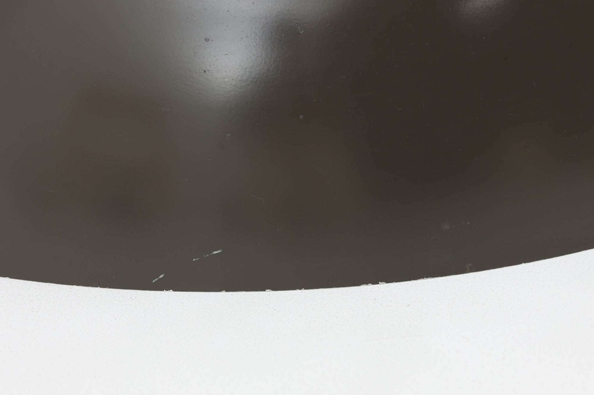 アルネ・ヤコブセンによってデザインされ、Louis Poulsen（ルイスポールセン）より製造されたAJロイヤル ペンダントライト。こちらは希少なグラファイトグレーカラーで、落ち着いたトーンが空間にシックな雰囲気を演出します。直径50cmの大型サイズで、光源を遮る構造と放射状に配置されたルーバーにより、眩しさを抑えた柔らかい光が空間全体を包み込みます。点灯時には上部のスリットから漏れる光も美しく、デザイン性と機能性を兼ね備えた一品です。外観には小傷や使用感がありますが、ビンテージならではの風合いとしてお楽しみいただけます。