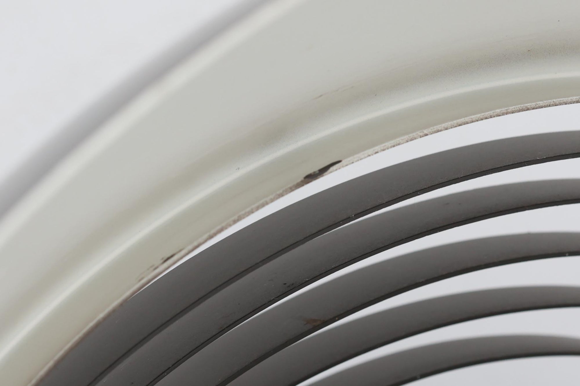 アルネ・ヤコブセンによってデザインされ、Louis Poulsen（ルイスポールセン）より製造されたAJロイヤル ペンダントライト。こちらは希少なグラファイトグレーカラーで、落ち着いたトーンが空間にシックな雰囲気を演出します。直径50cmの大型サイズで、光源を遮る構造と放射状に配置されたルーバーにより、眩しさを抑えた柔らかい光が空間全体を包み込みます。点灯時には上部のスリットから漏れる光も美しく、デザイン性と機能性を兼ね備えた一品です。外観には小傷や使用感がありますが、ビンテージならではの風合いとしてお楽しみいただけます。