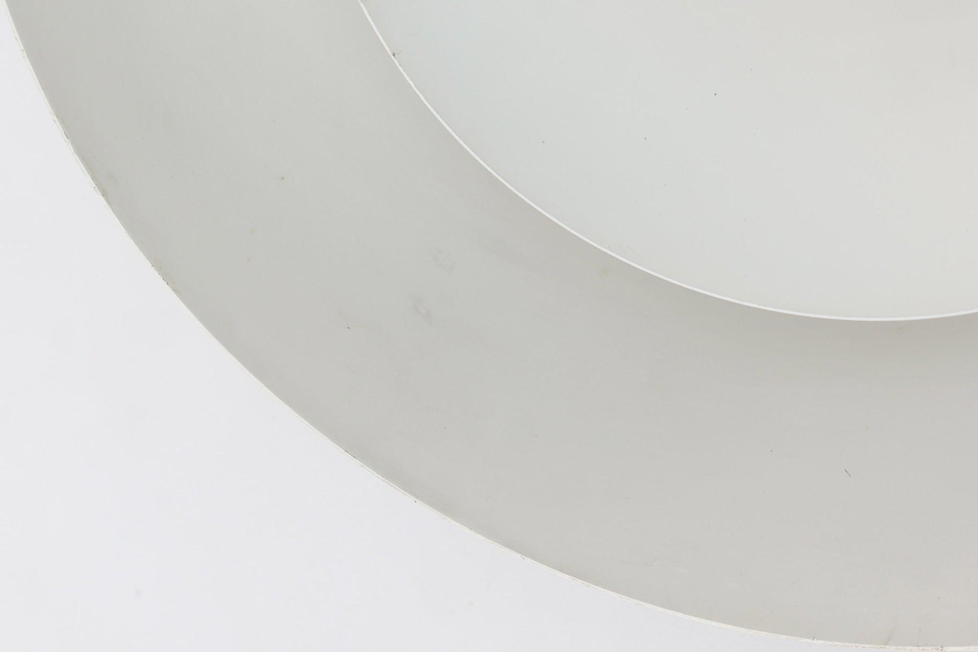 アルネ・ヤコブセンによってデザインされ、Louis Poulsen（ルイスポールセン）より製造されたAJロイヤル ペンダントライト。こちらは希少なグラファイトグレーカラーで、落ち着いたトーンが空間にシックな雰囲気を演出します。直径50cmの大型サイズで、光源を遮る構造と放射状に配置されたルーバーにより、眩しさを抑えた柔らかい光が空間全体を包み込みます。点灯時には上部のスリットから漏れる光も美しく、デザイン性と機能性を兼ね備えた一品です。外観には小傷や使用感がありますが、ビンテージならではの風合いとしてお楽しみいただけます。