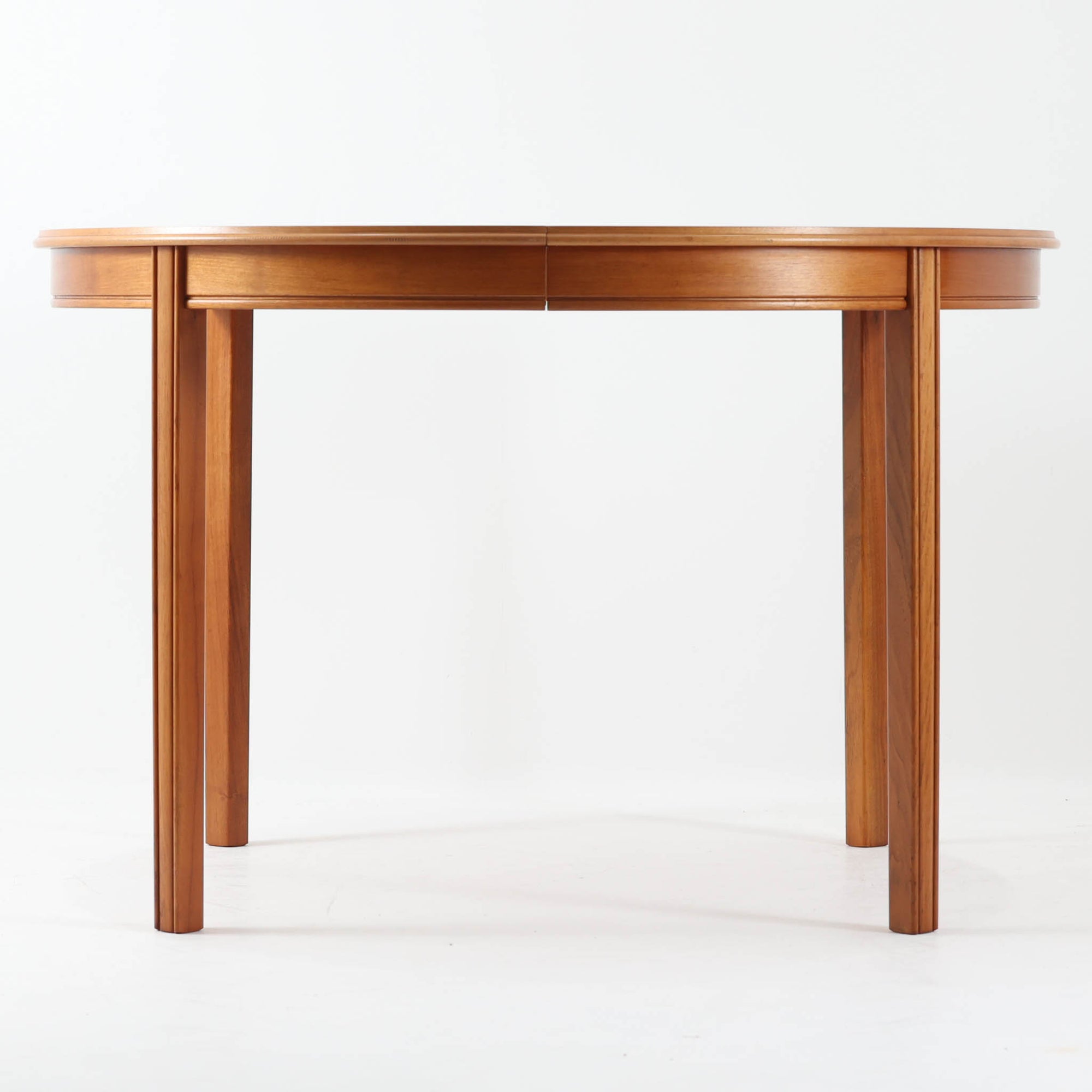 スウェーデン製のビンテージ円形ダイニングテーブルです。ウォールナット材を使用した天板は、落ち着いた色合いと美しい木目が魅力で、空間に上質な温もりをもたらします。中央に付属する拡張板を加えることで幅約202cmまで広げることができ、来客時にもゆとりあるダイニングスペースを確保できます。丸みを帯びた天板縁やすっきりとした脚部のラインが北欧らしい端正な佇まいを演出し、日常使いから家族や友人との団らんまで幅広く活躍。経年によって深みを増した素材感が、ビンテージ家具ならではの魅力を感じさせる一台です。