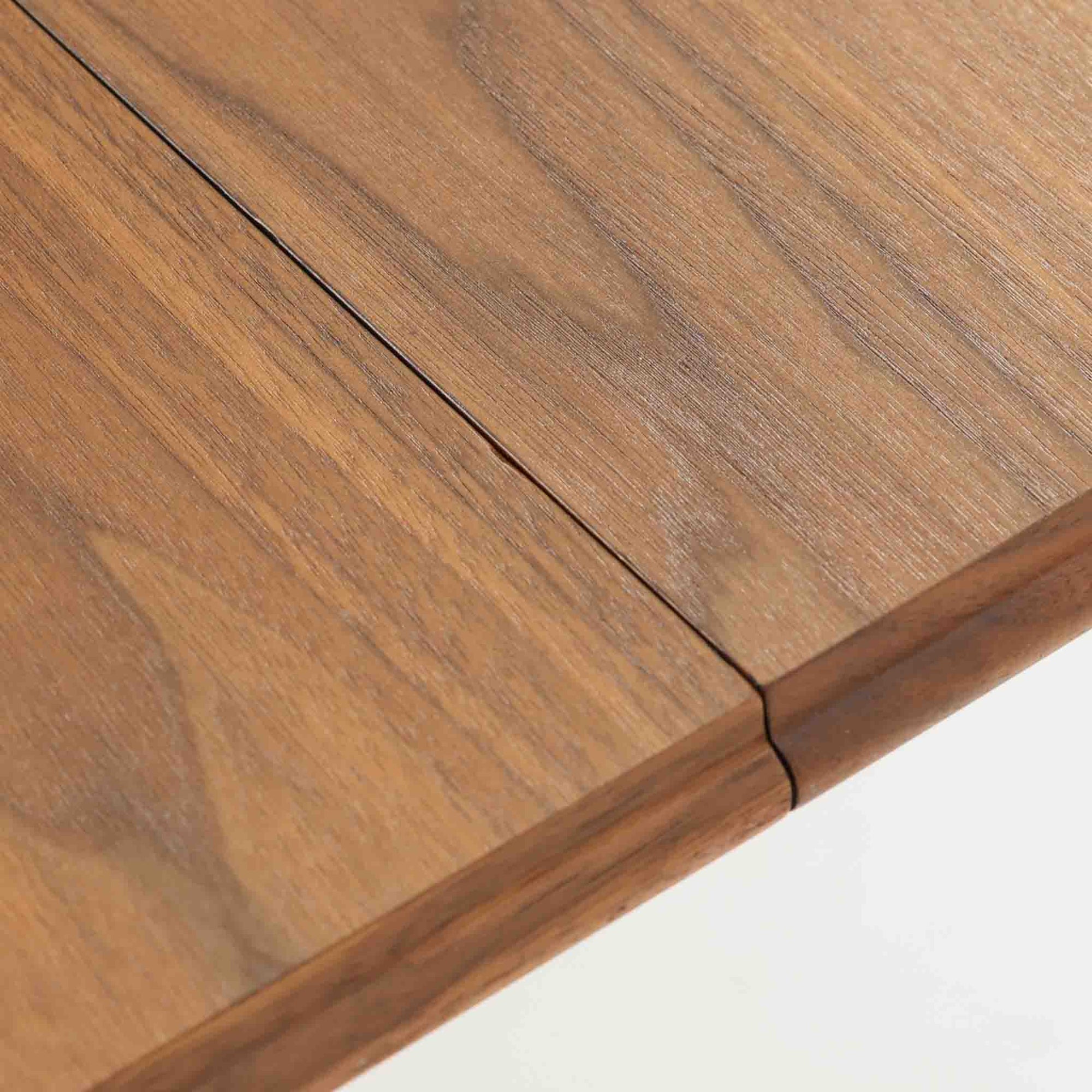 スウェーデン製のビンテージ円形ダイニングテーブルです。ウォールナット材を使用した天板は、落ち着いた色合いと美しい木目が魅力で、空間に上質な温もりをもたらします。中央に付属する拡張板を加えることで幅約202cmまで広げることができ、来客時にもゆとりあるダイニングスペースを確保できます。丸みを帯びた天板縁やすっきりとした脚部のラインが北欧らしい端正な佇まいを演出し、日常使いから家族や友人との団らんまで幅広く活躍。経年によって深みを増した素材感が、ビンテージ家具ならではの魅力を感じさせる一台です。